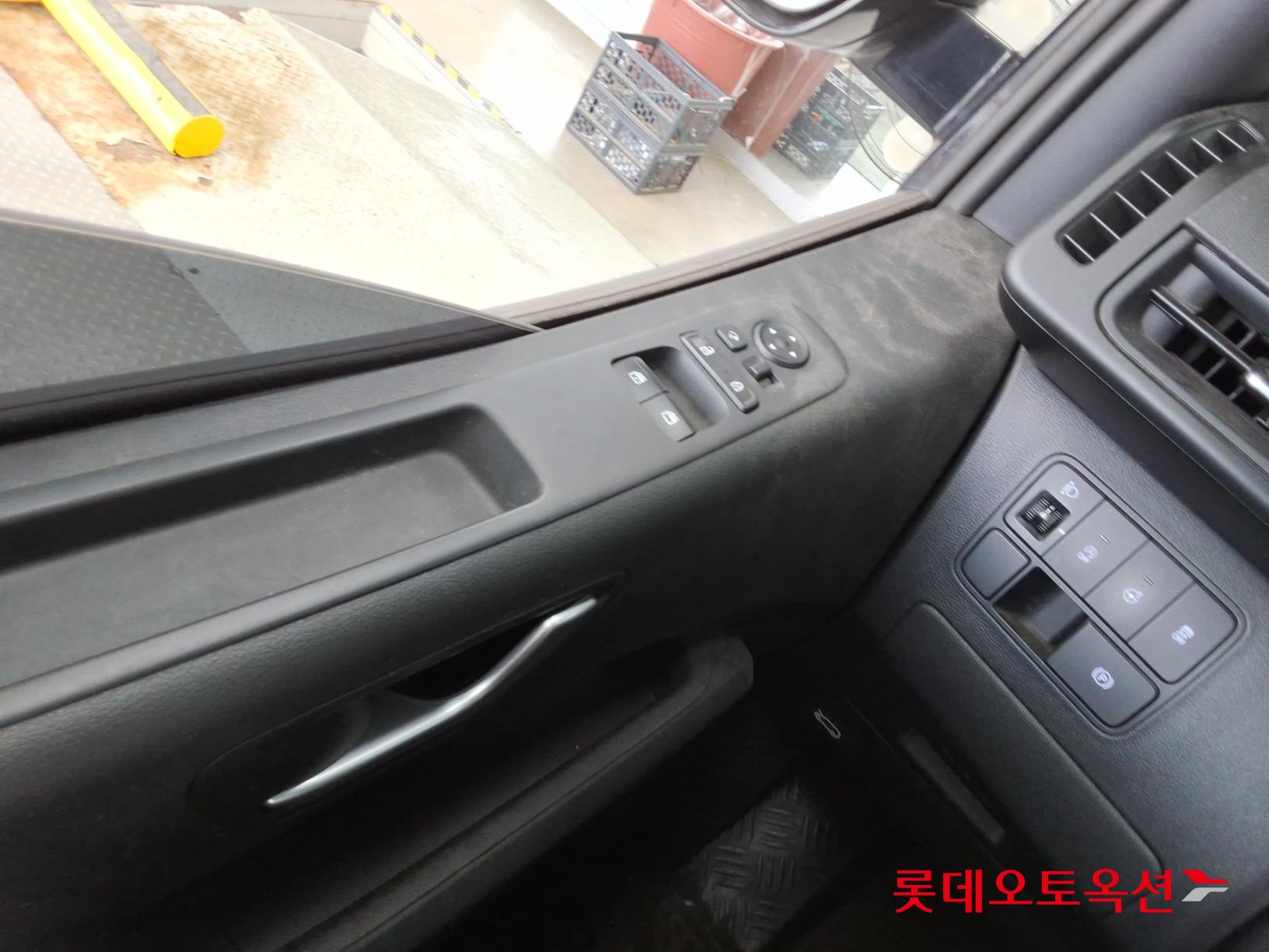 2023 - hyundai staria