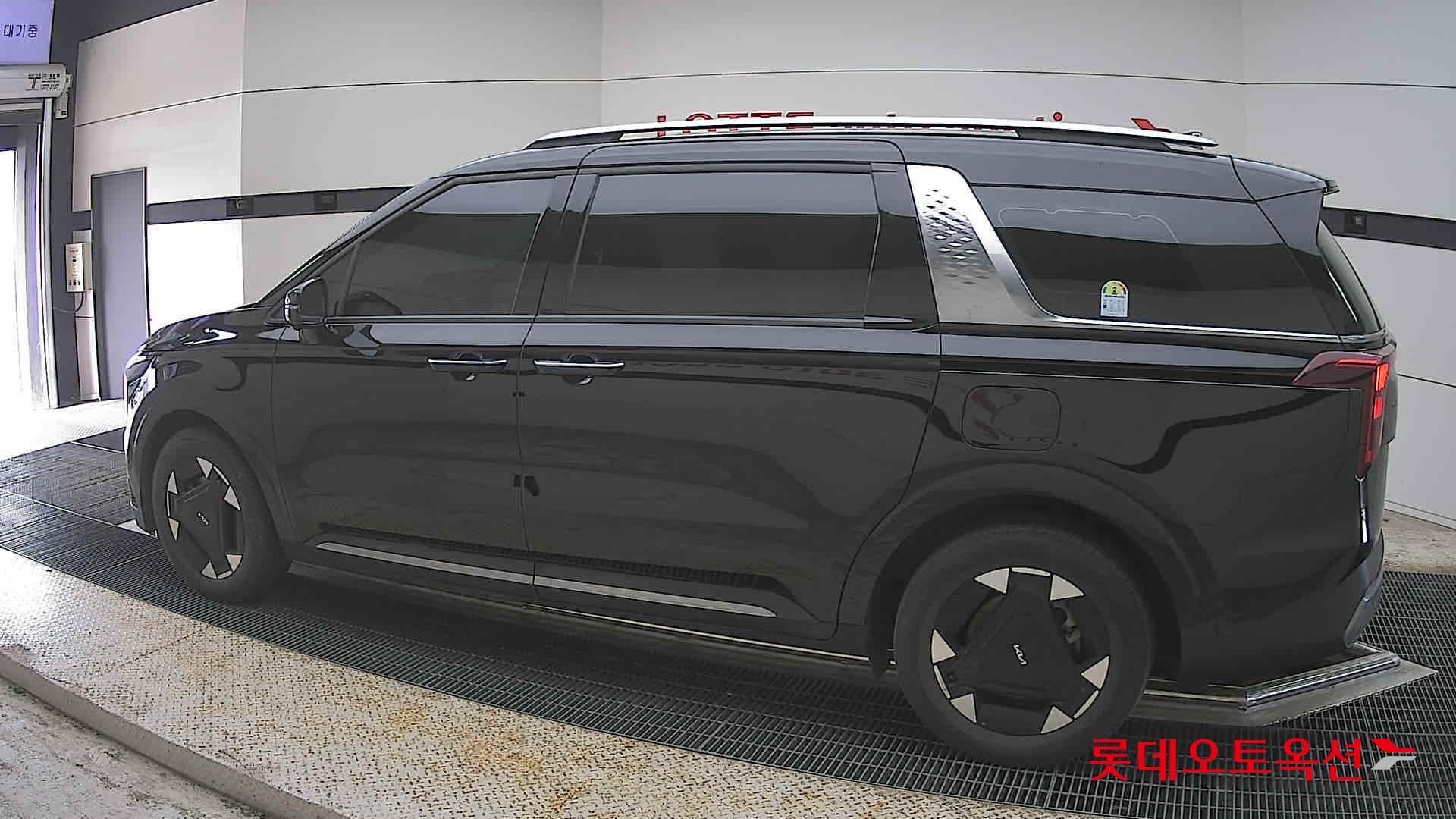 Kia Carnival - 14