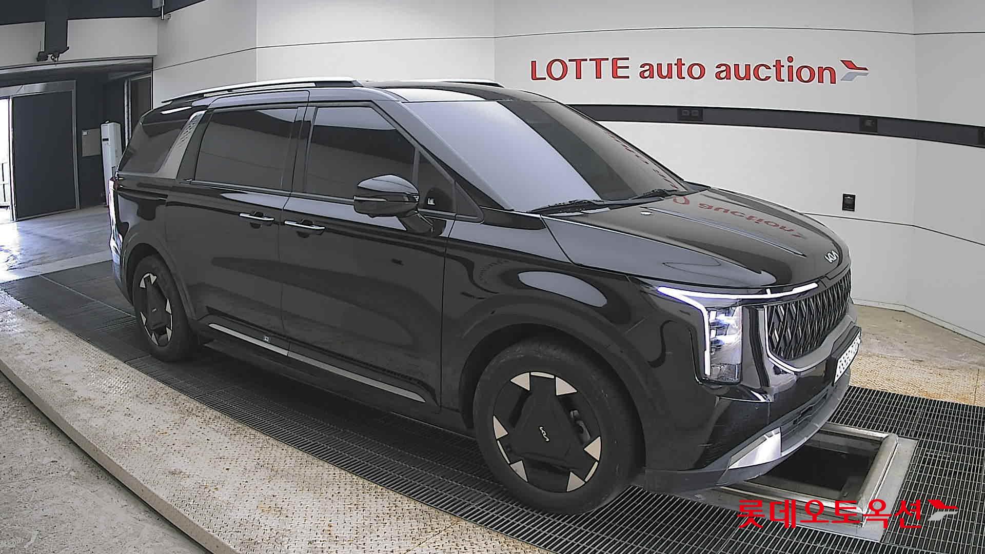 Kia Carnival - 23