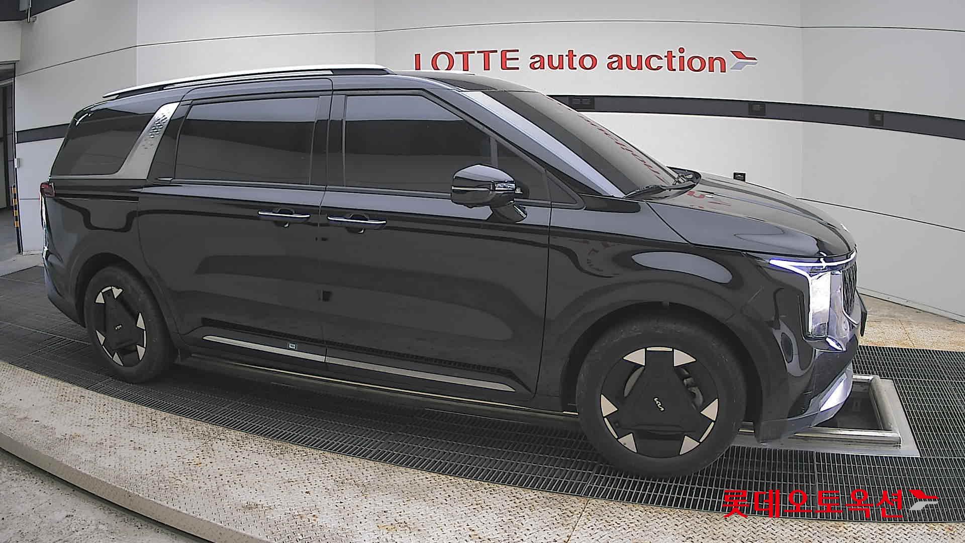 Kia Carnival - 22