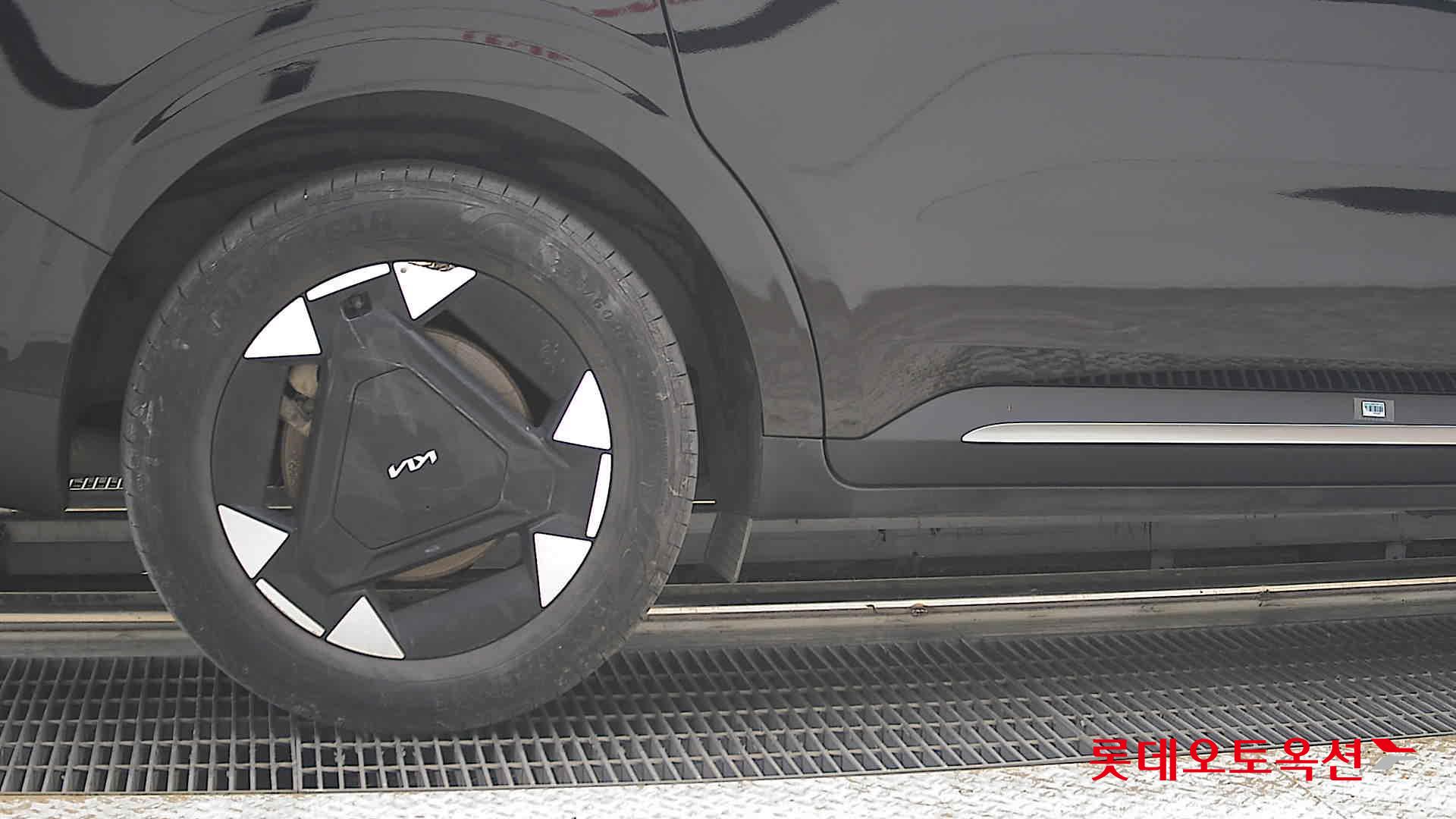 Kia Carnival - 28