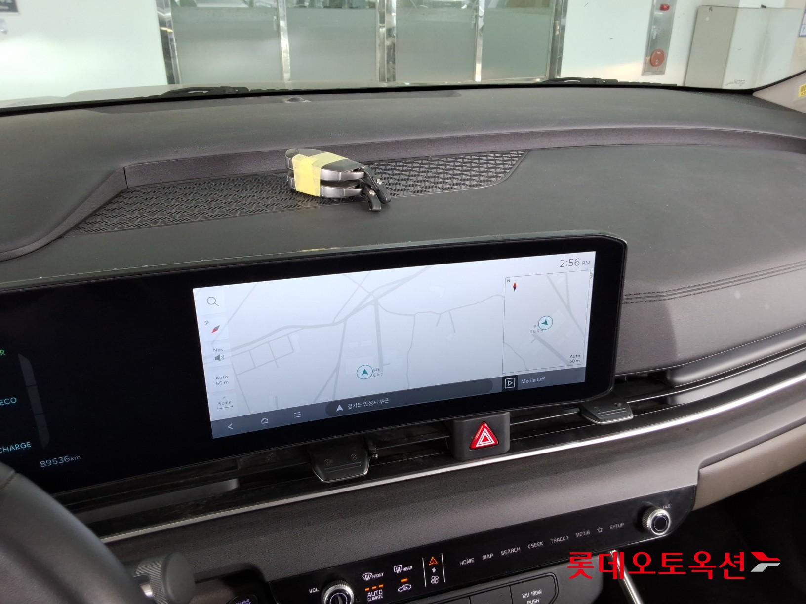 Kia Carnival - 32