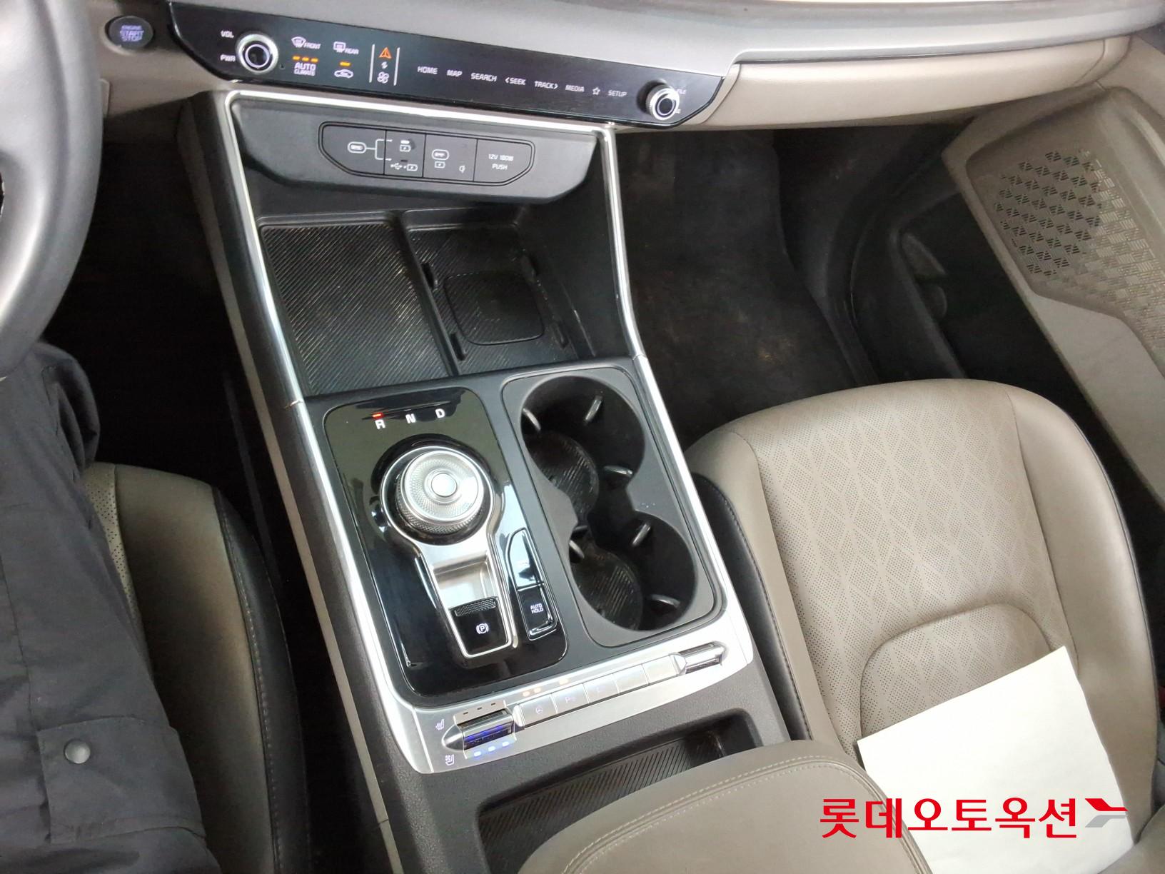Kia Carnival - 34