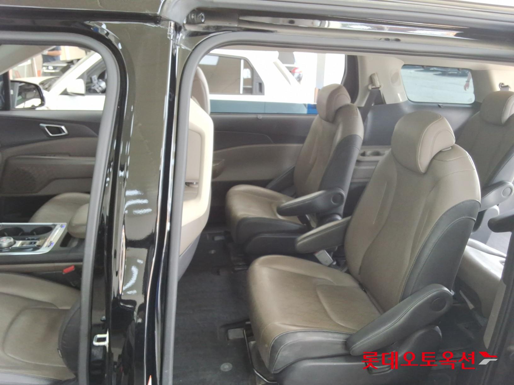 Kia Carnival - 37