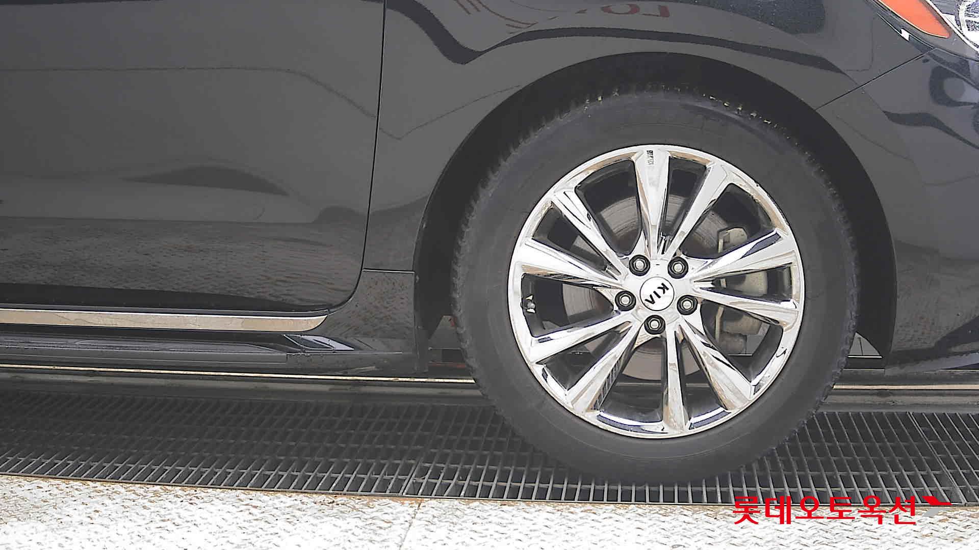 Kia New Carnival - 27