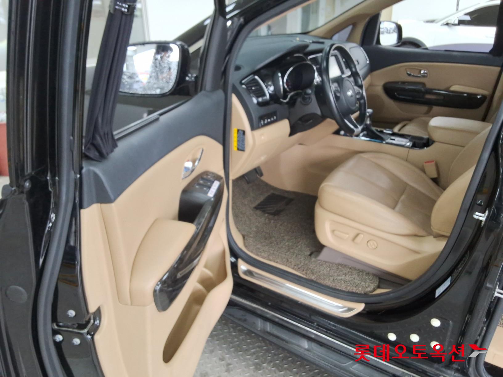 Kia New Carnival - 37