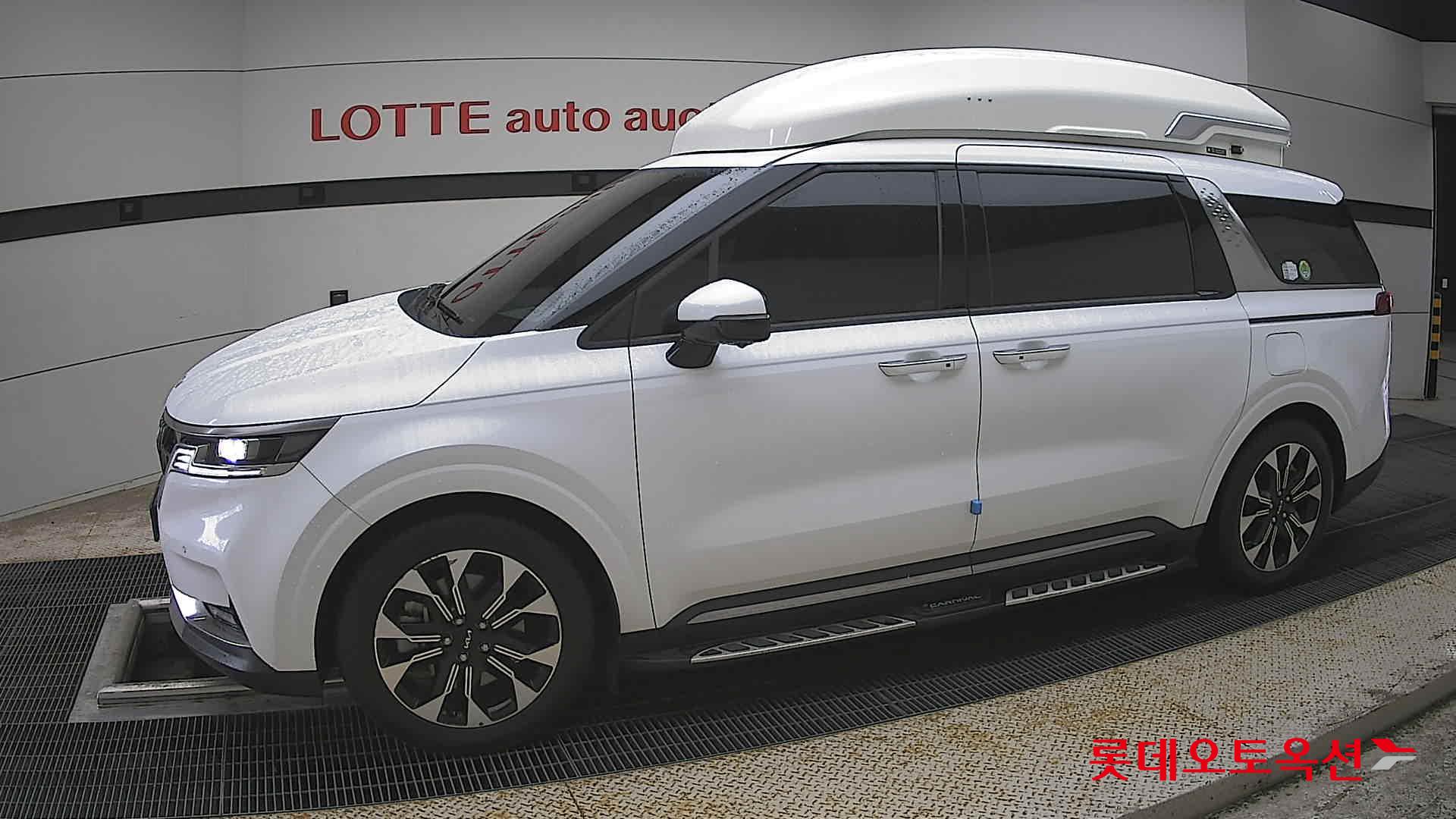 Kia Carnival - 12