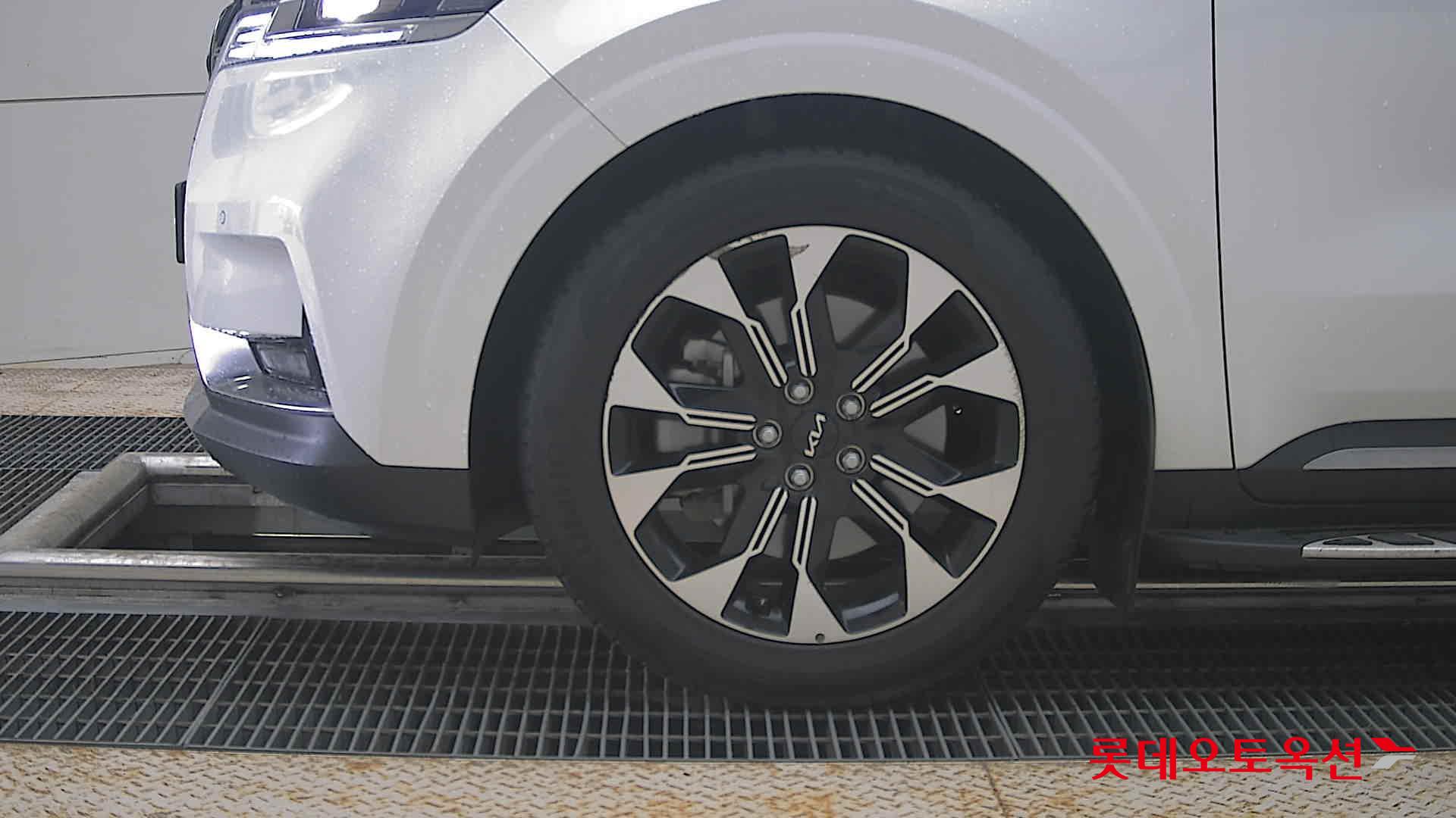 Kia Carnival - 25