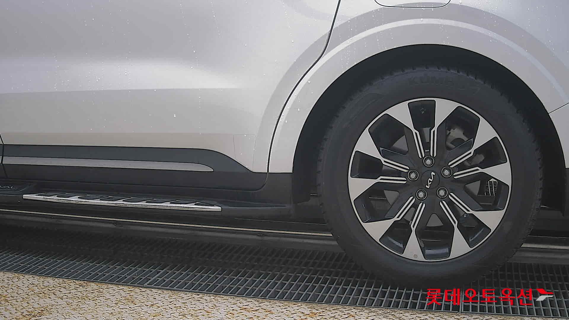 Kia Carnival - 26