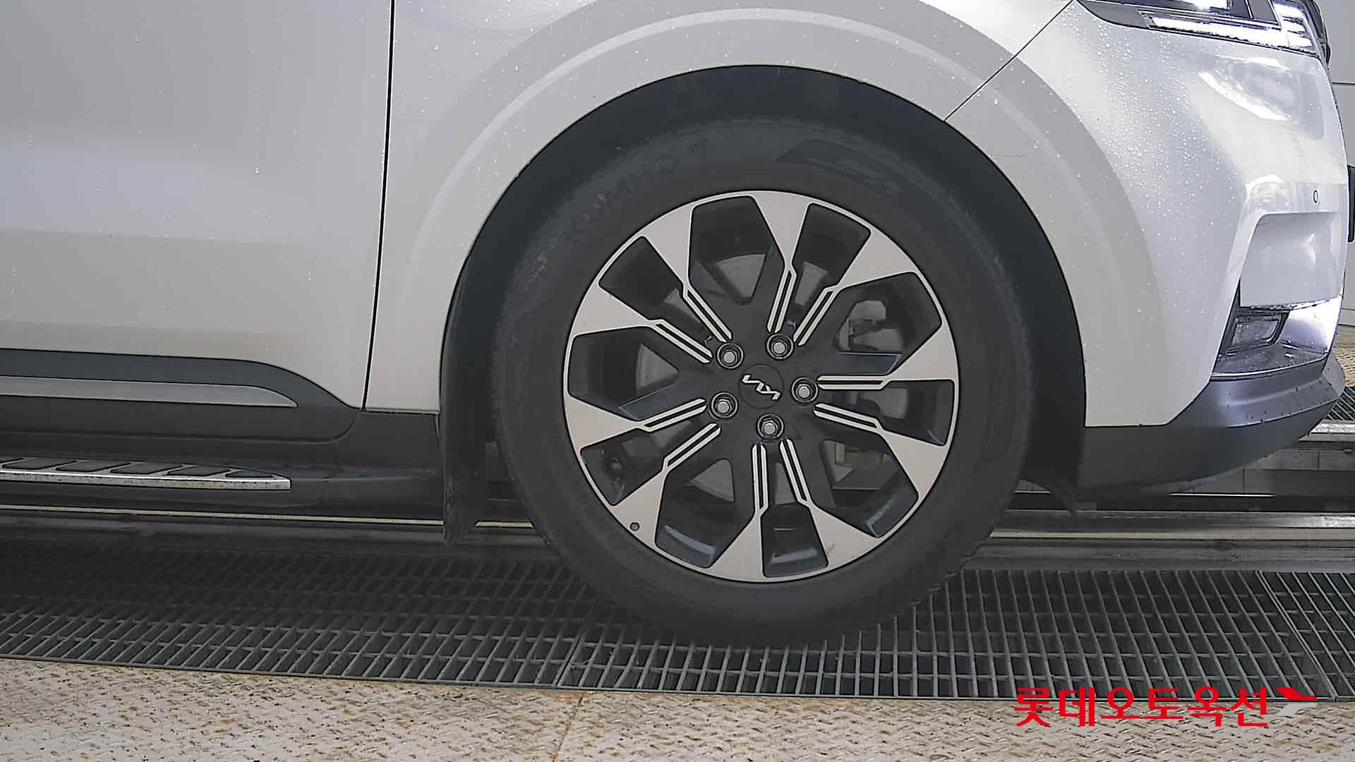 Kia Carnival - 27