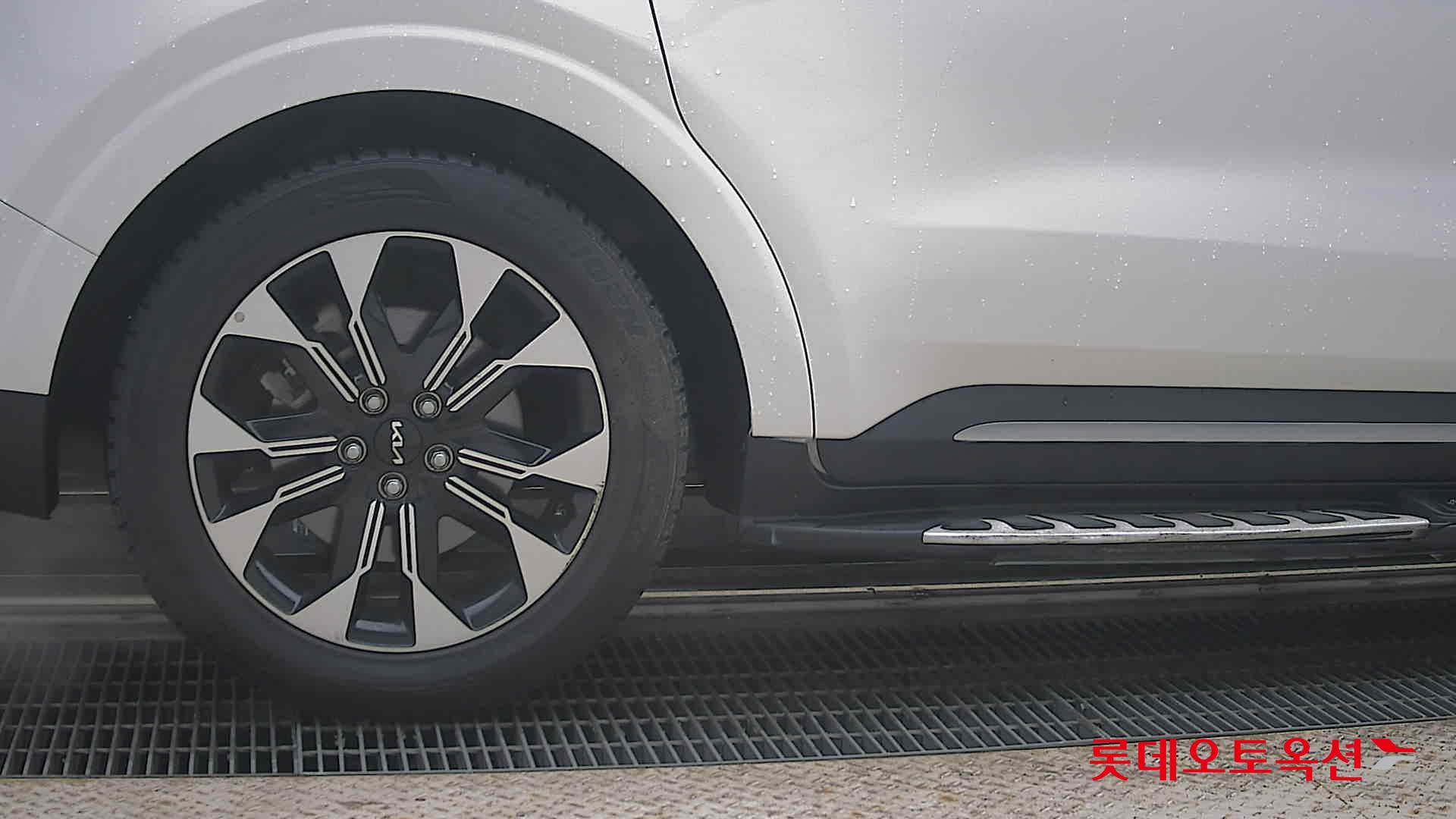 Kia Carnival - 28