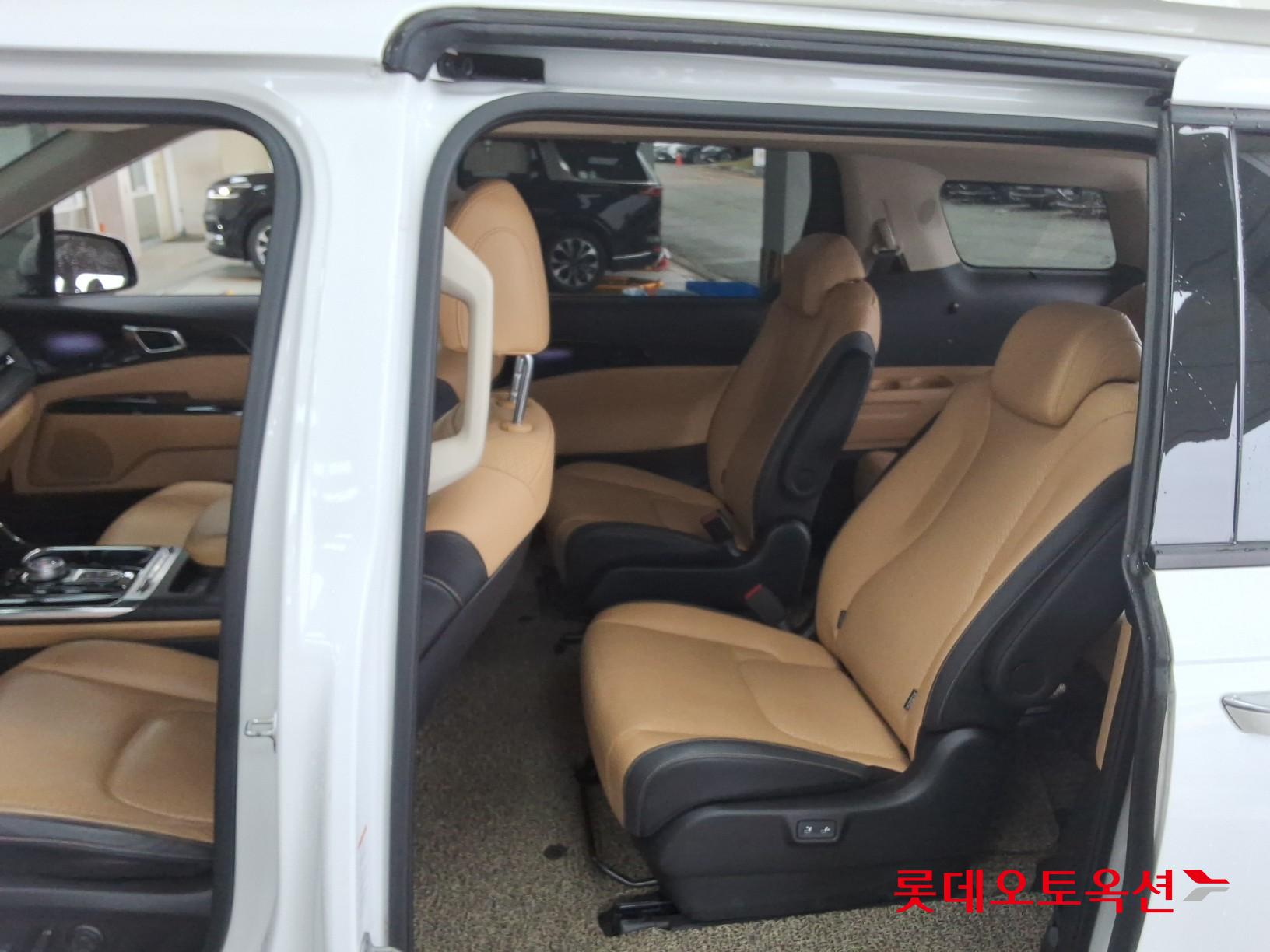 Kia Carnival - 37