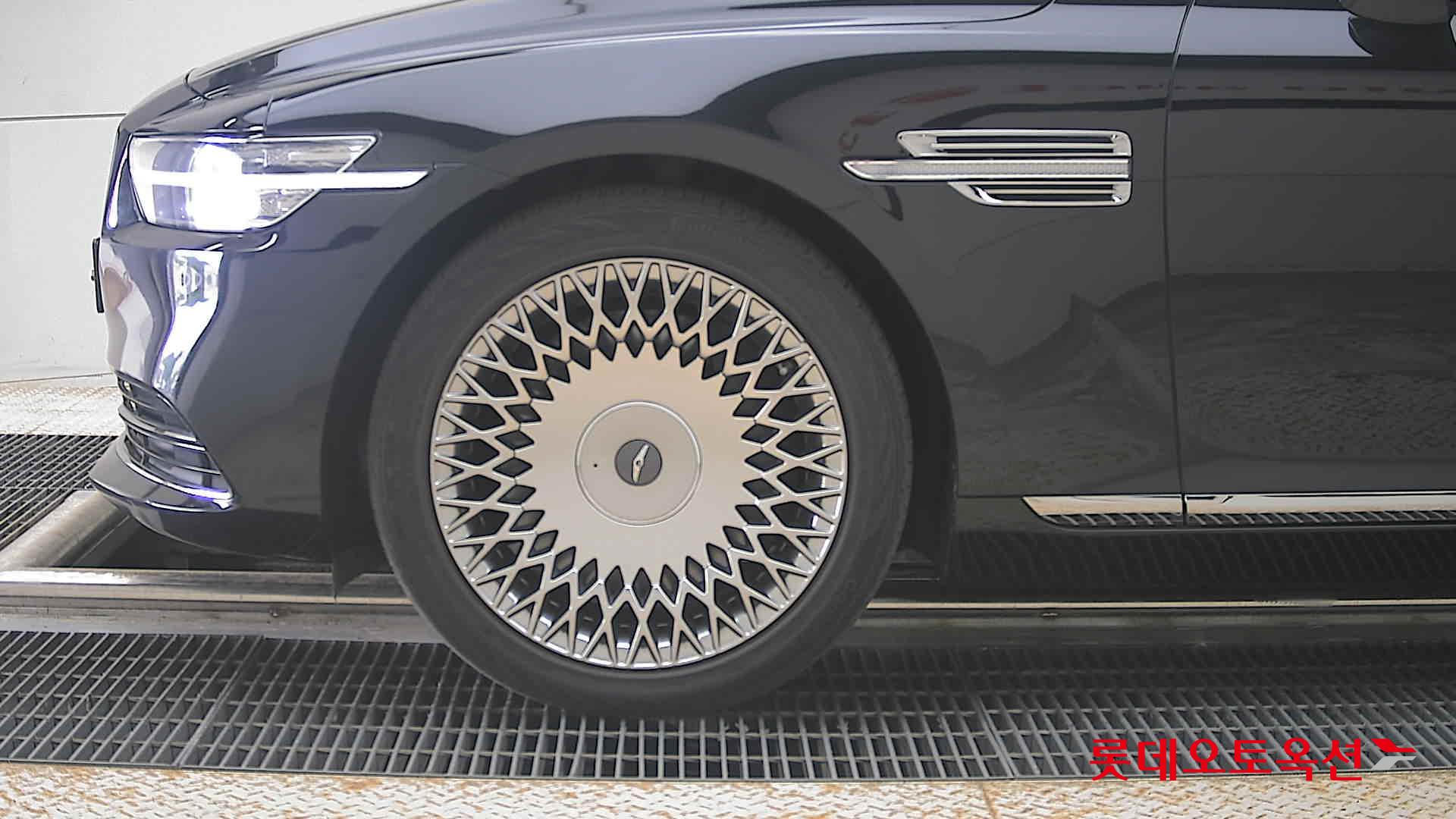 Genesis G90 - 25