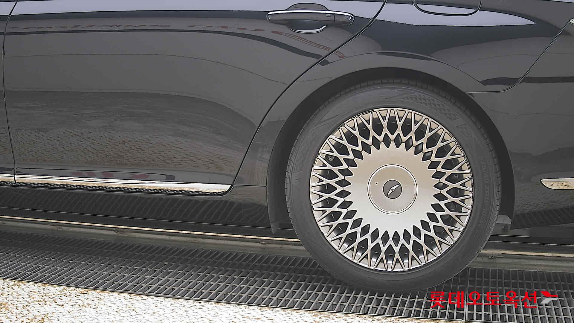 Genesis G90 - 26
