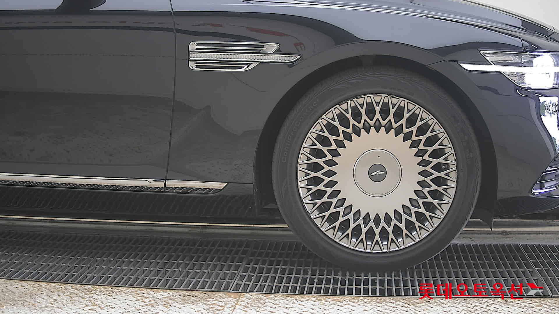 Genesis G90 - 27