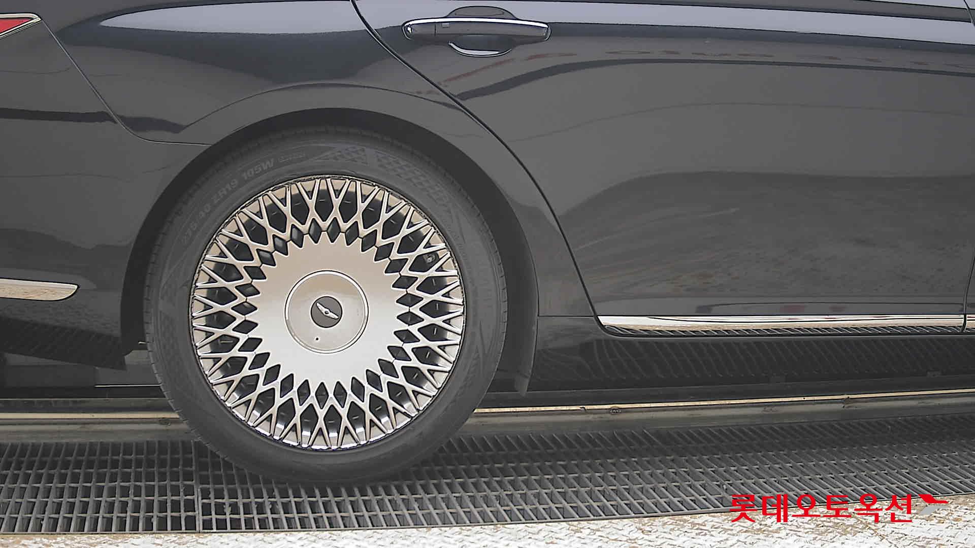 Genesis G90 - 28