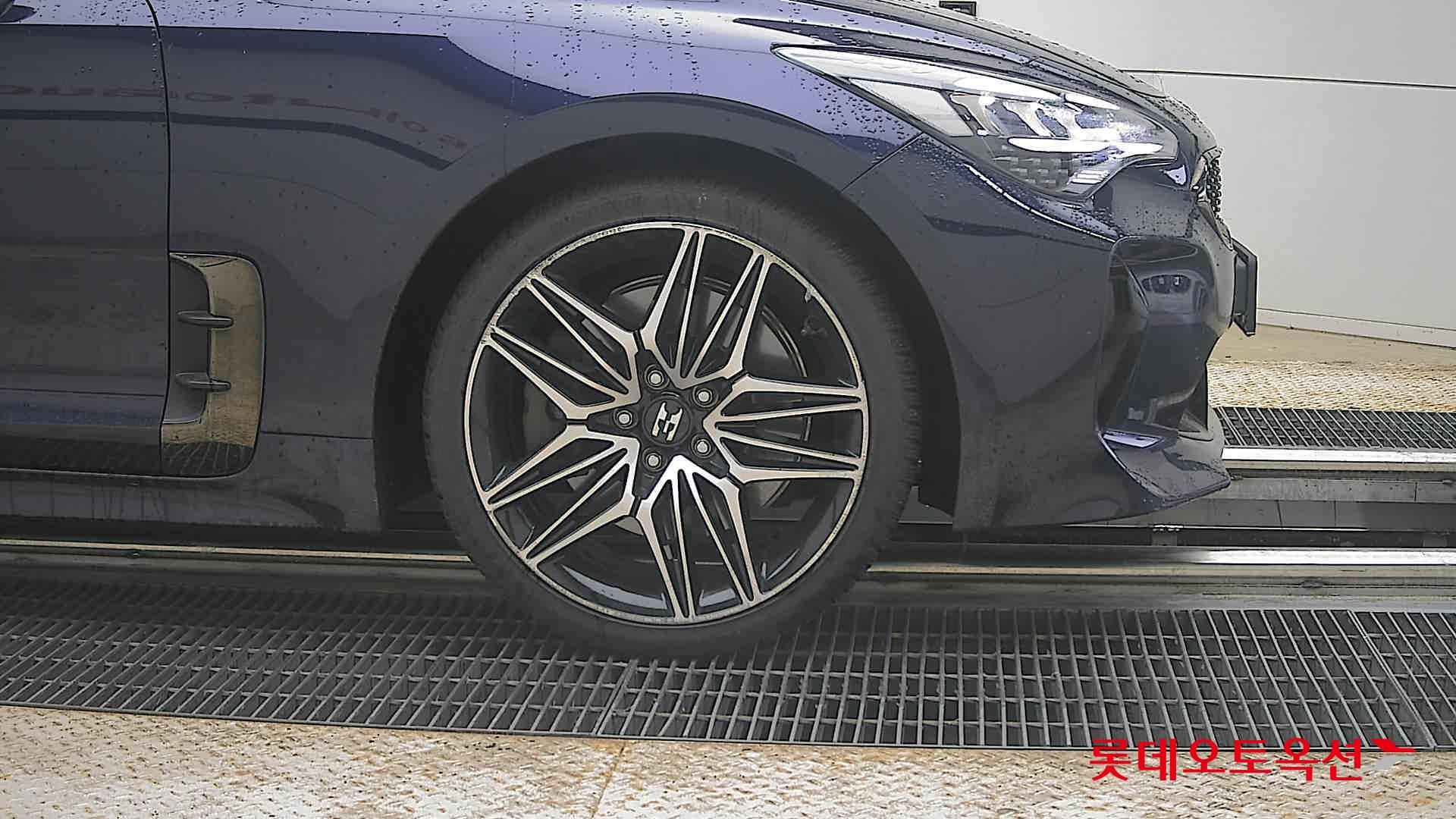 2021 - kia stinger