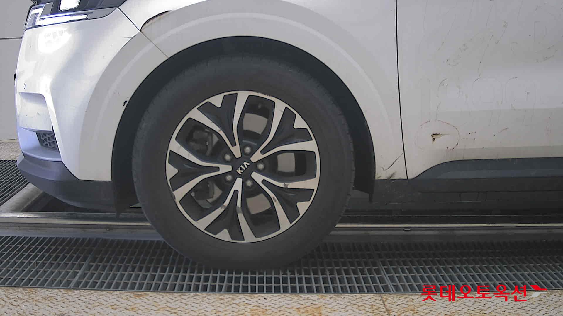 Kia Carnival - 25