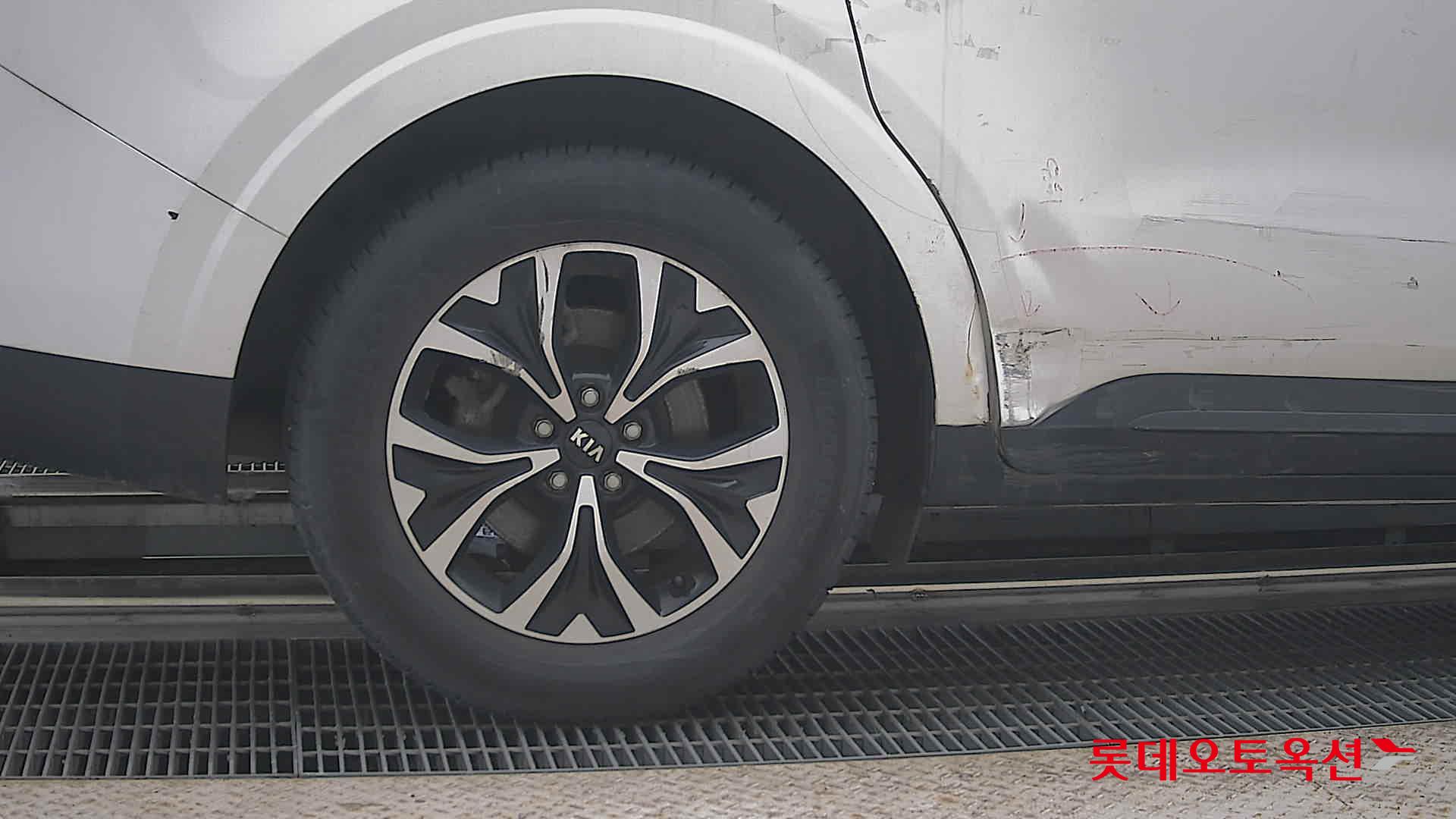 Kia Carnival - 28