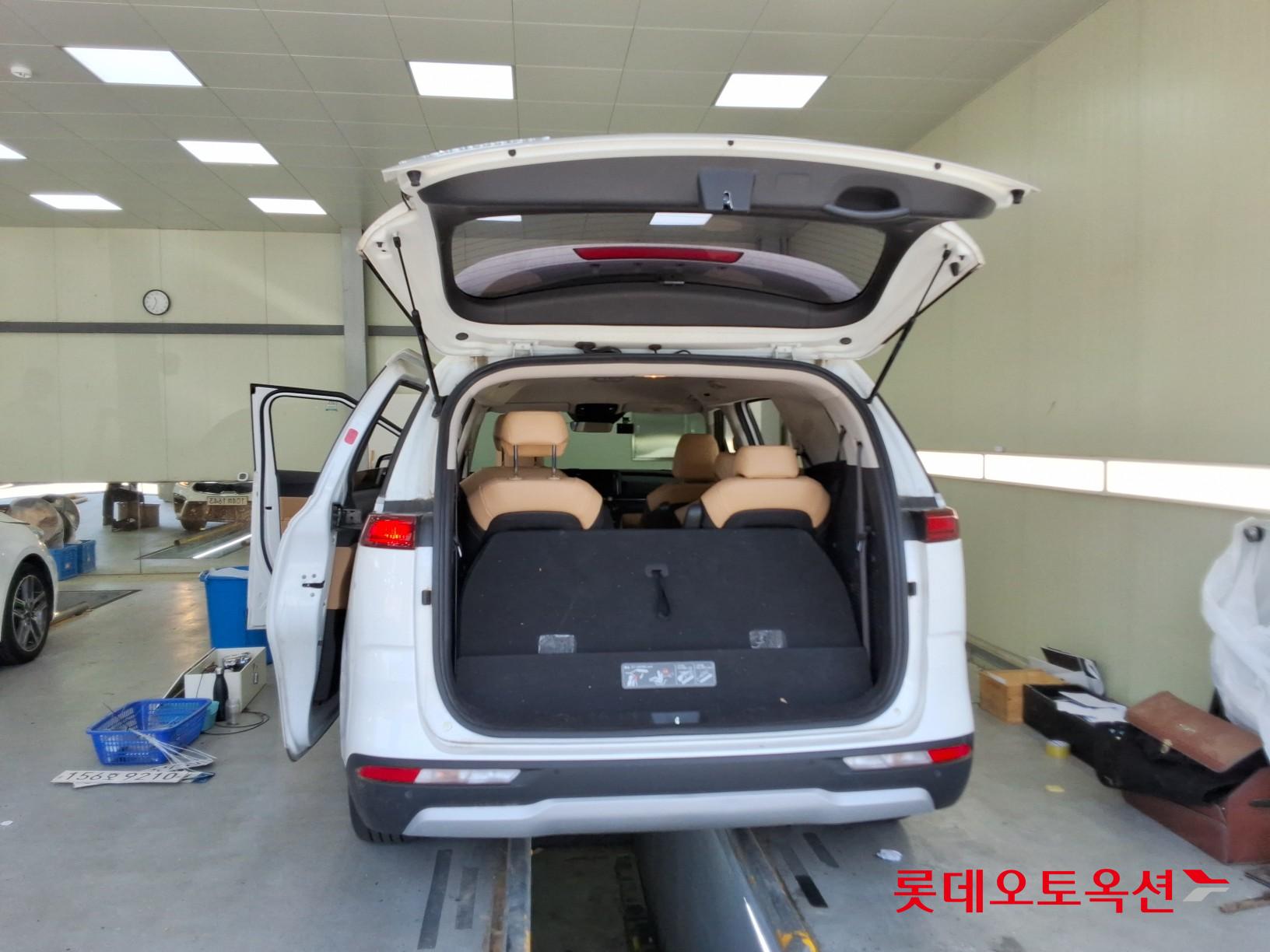 Kia Carnival - 9