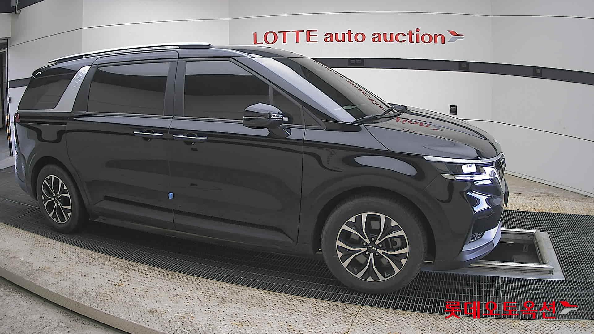 Kia Carnival - 22