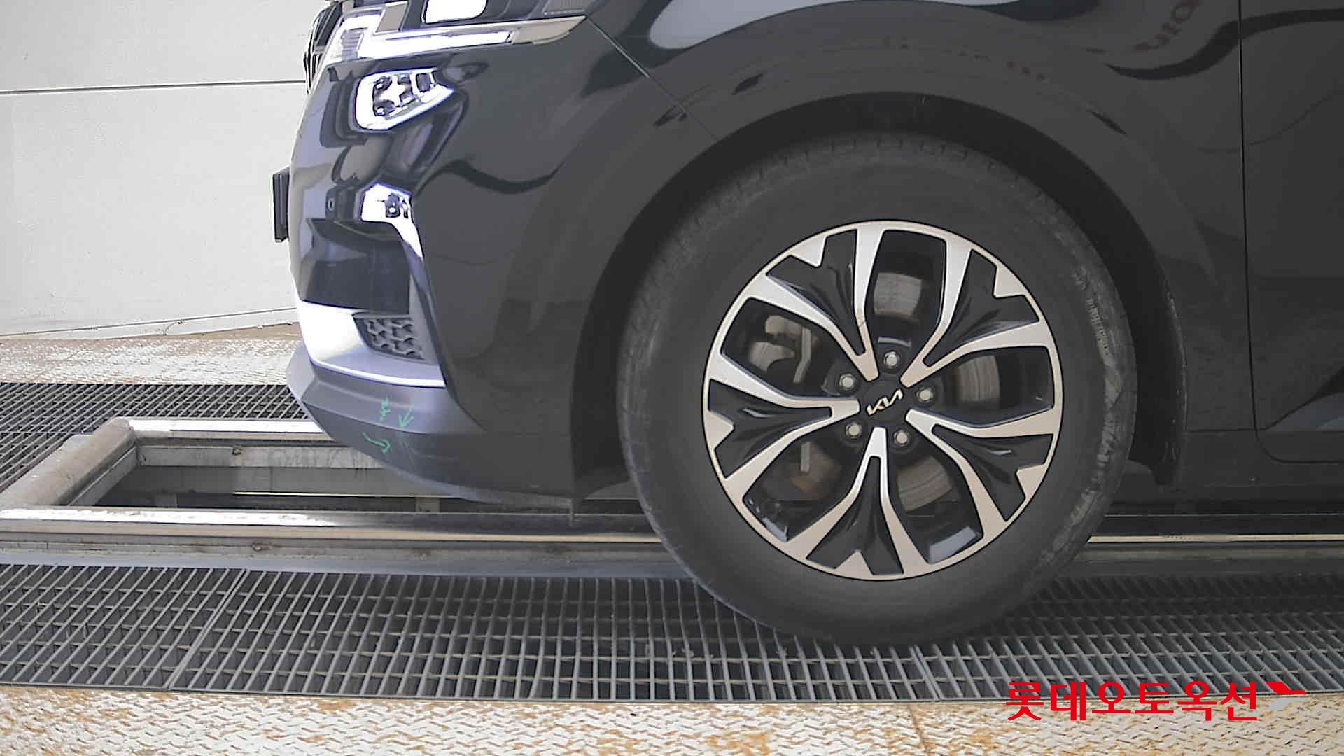 Kia Carnival - 25
