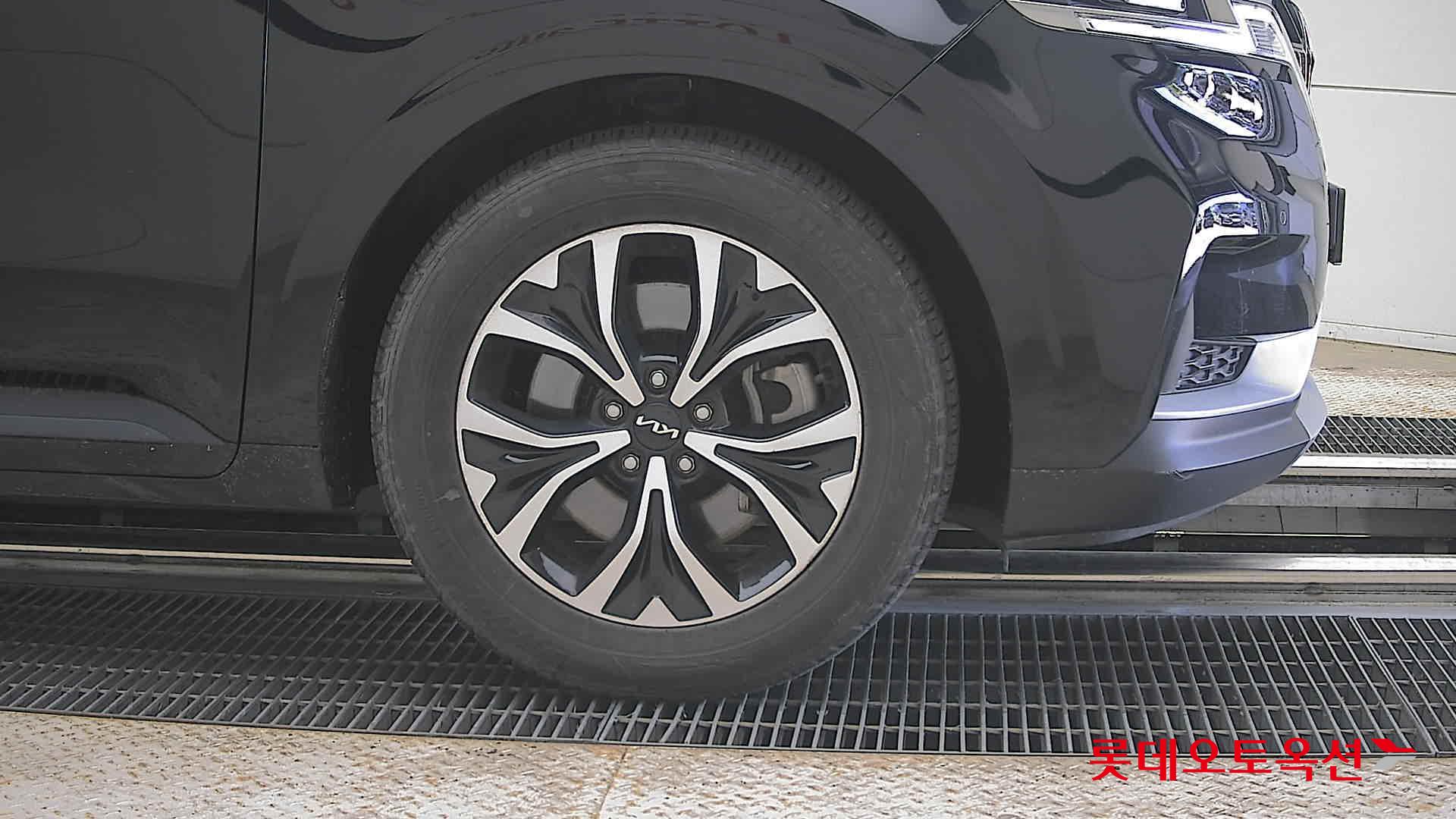 Kia Carnival - 27