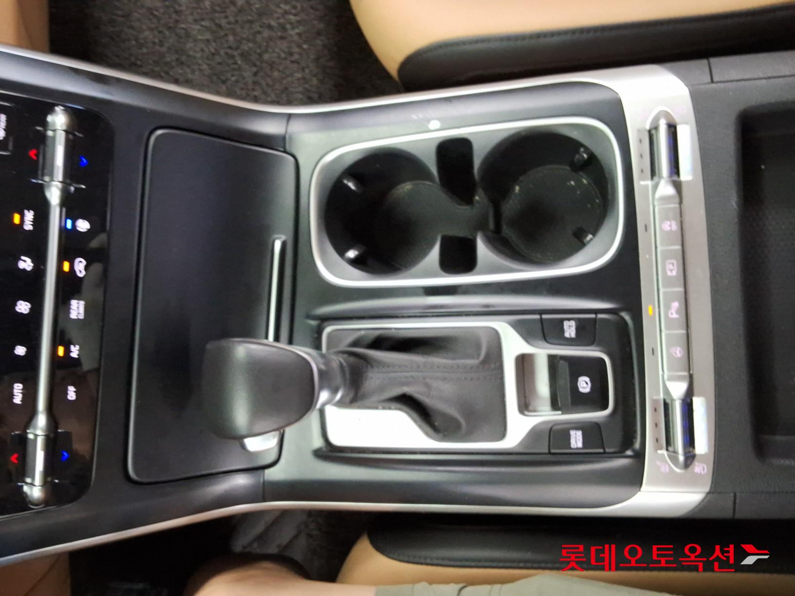 Kia Carnival - 32