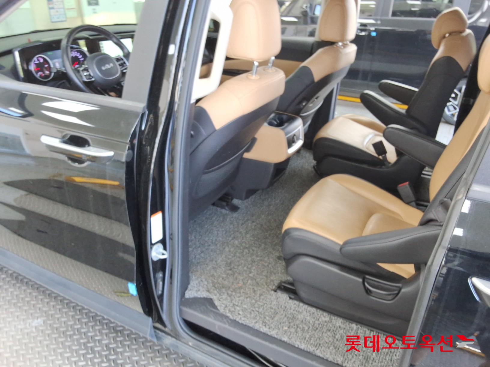 Kia Carnival - 37
