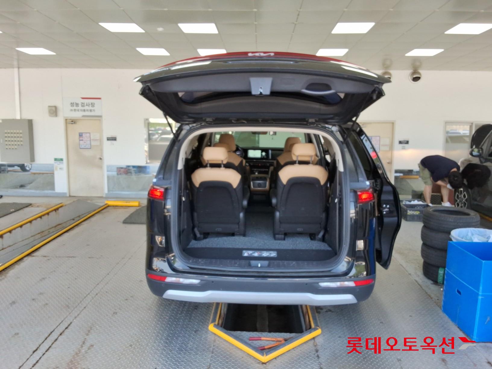 Kia Carnival - 9
