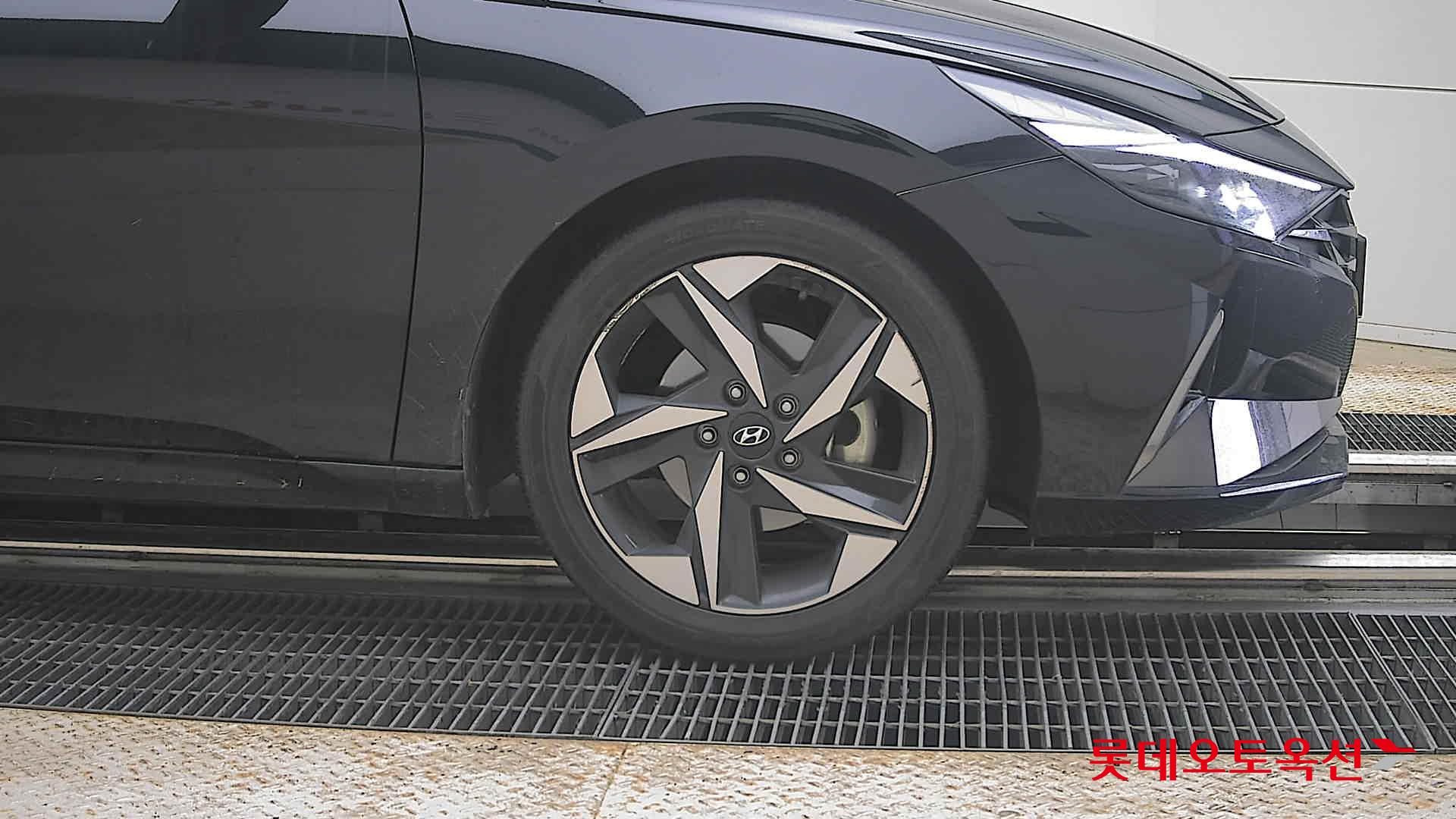 Hyundai Elantra - 27