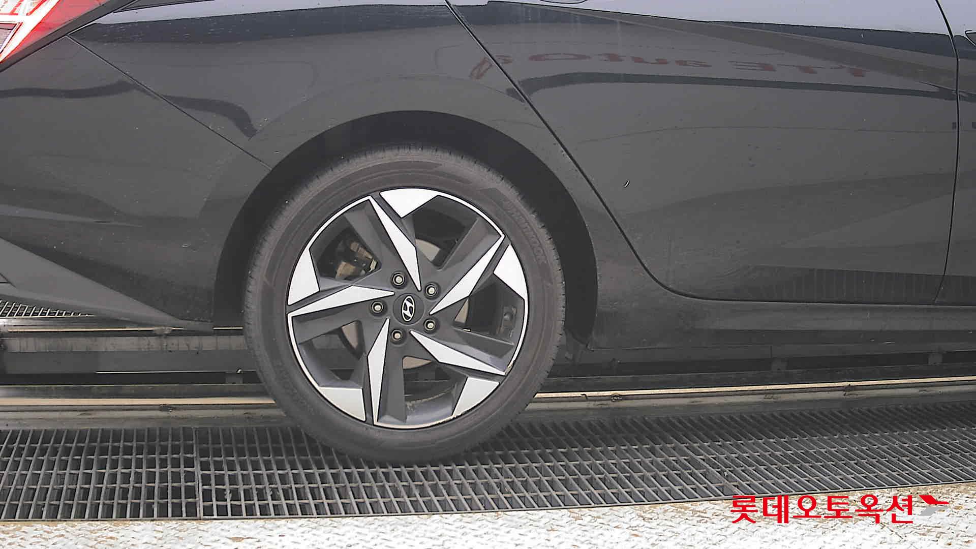Hyundai Elantra - 28