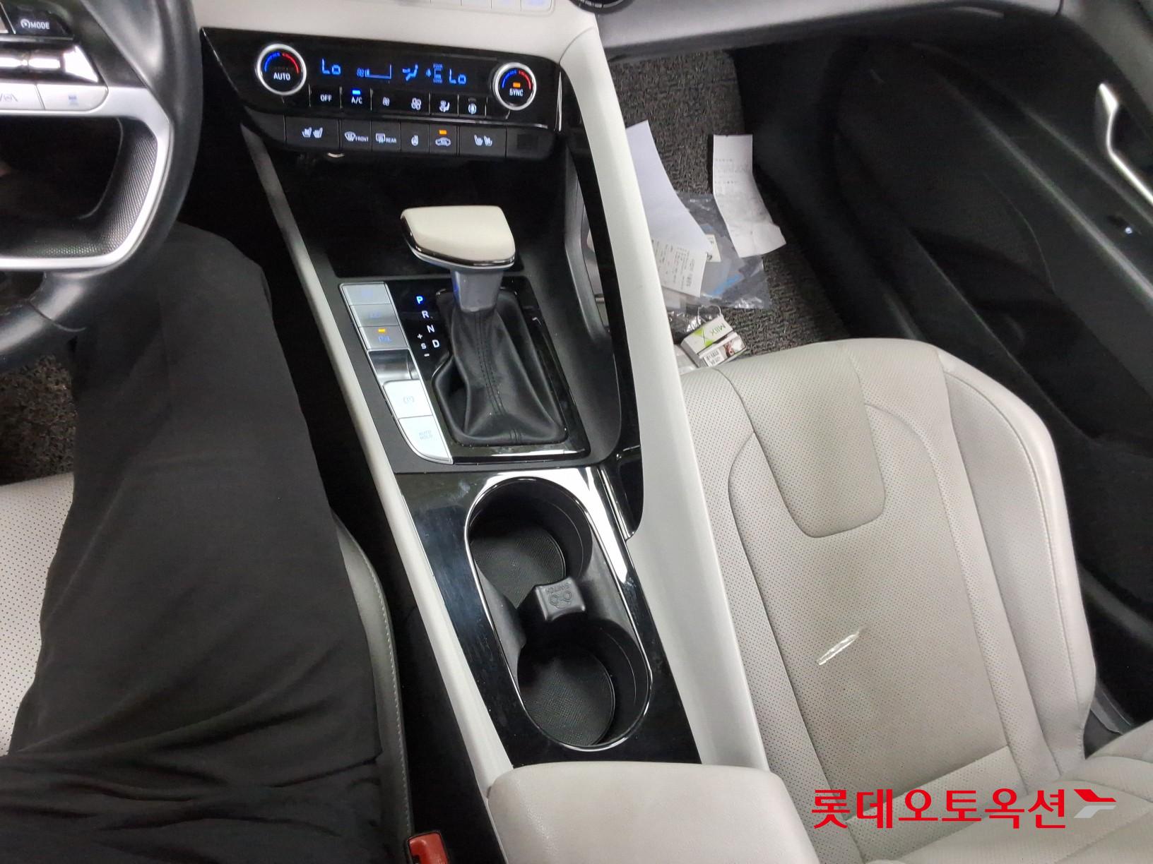 Hyundai Elantra - 33