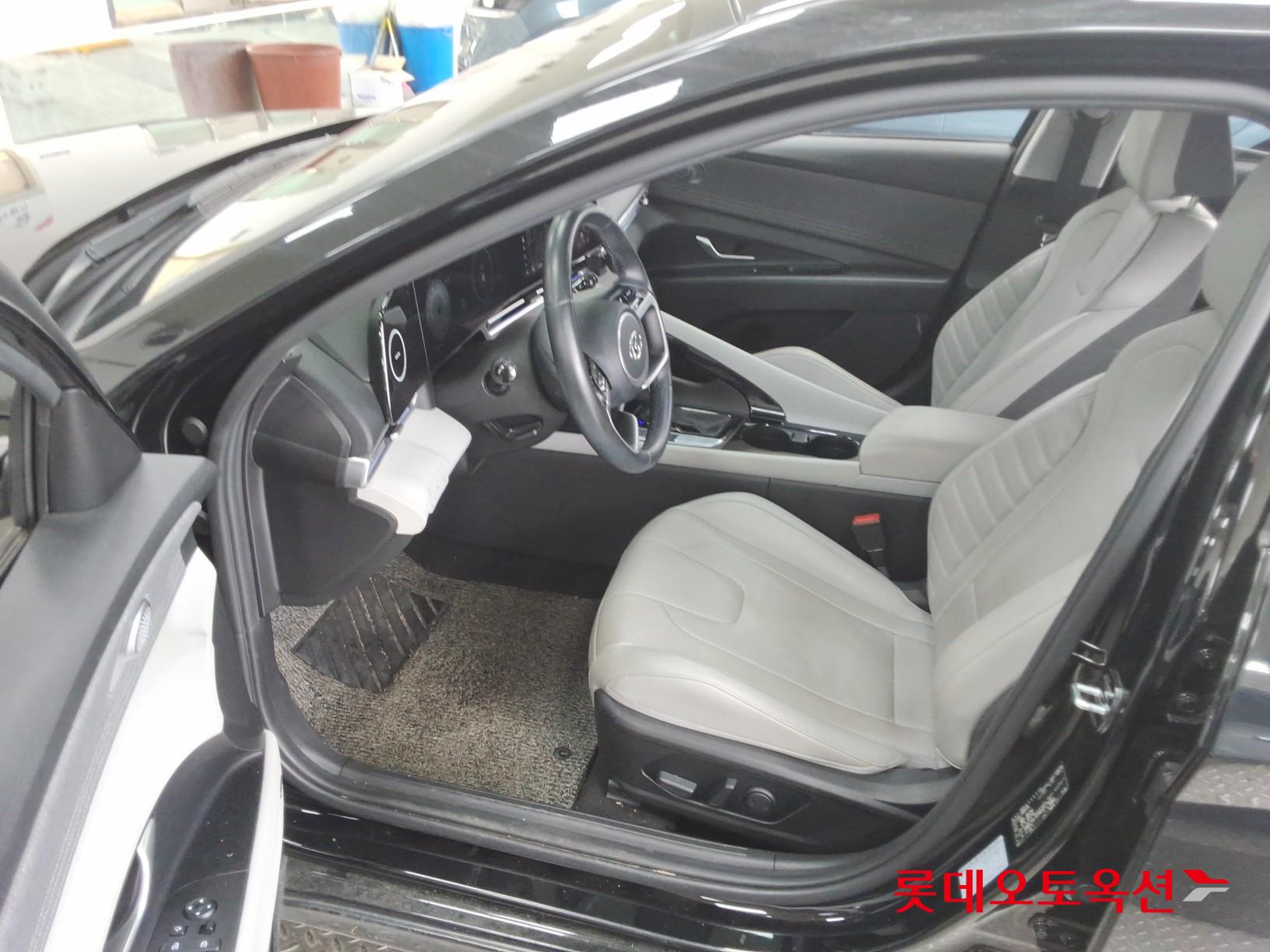 Hyundai Elantra - 36