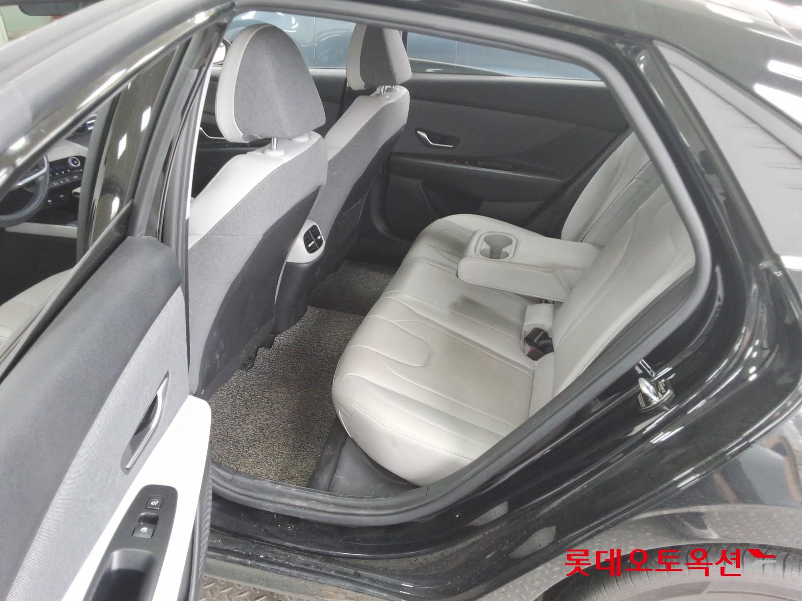 Hyundai Elantra - 38