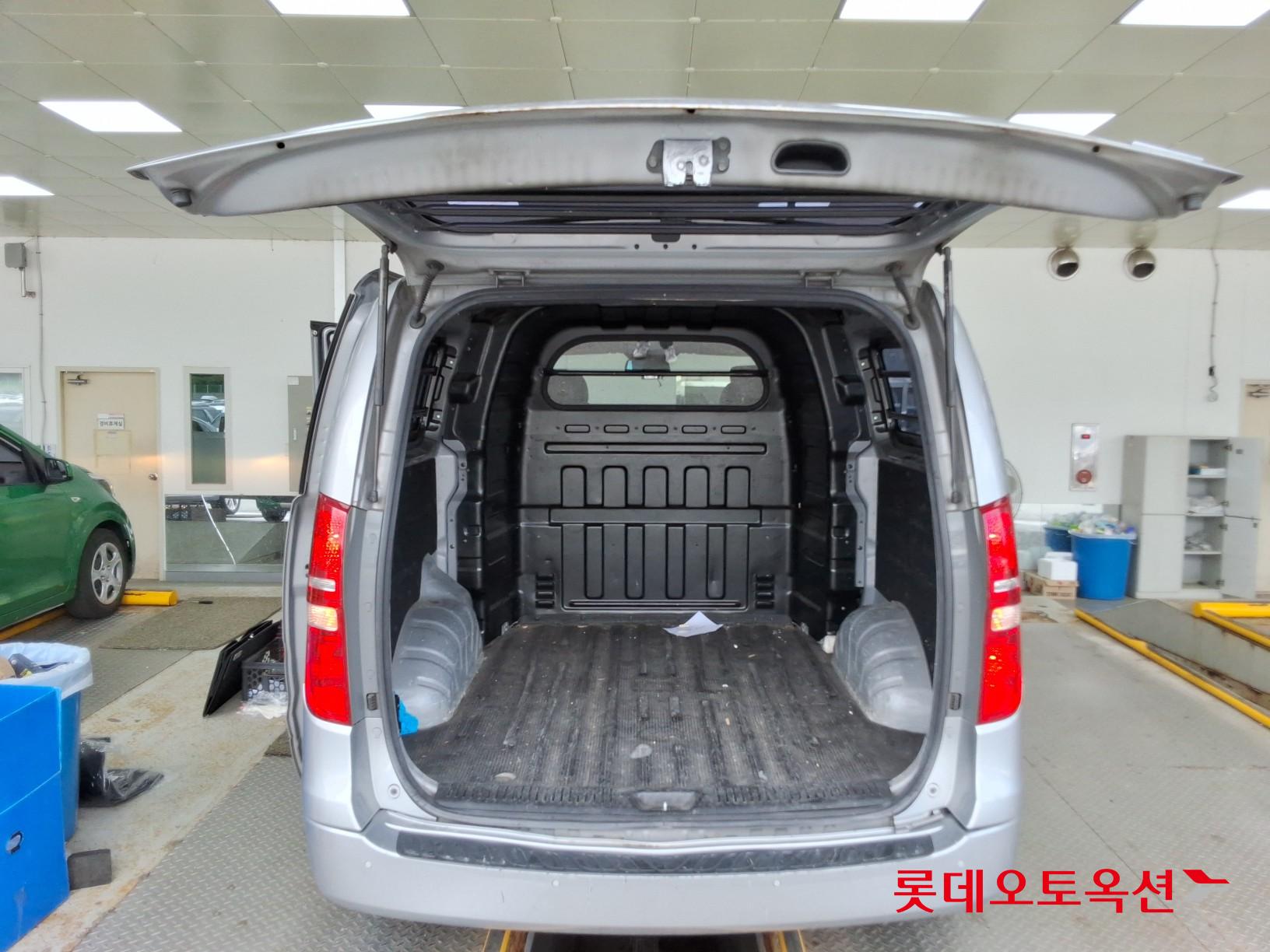 2011 - hyundai grand starex