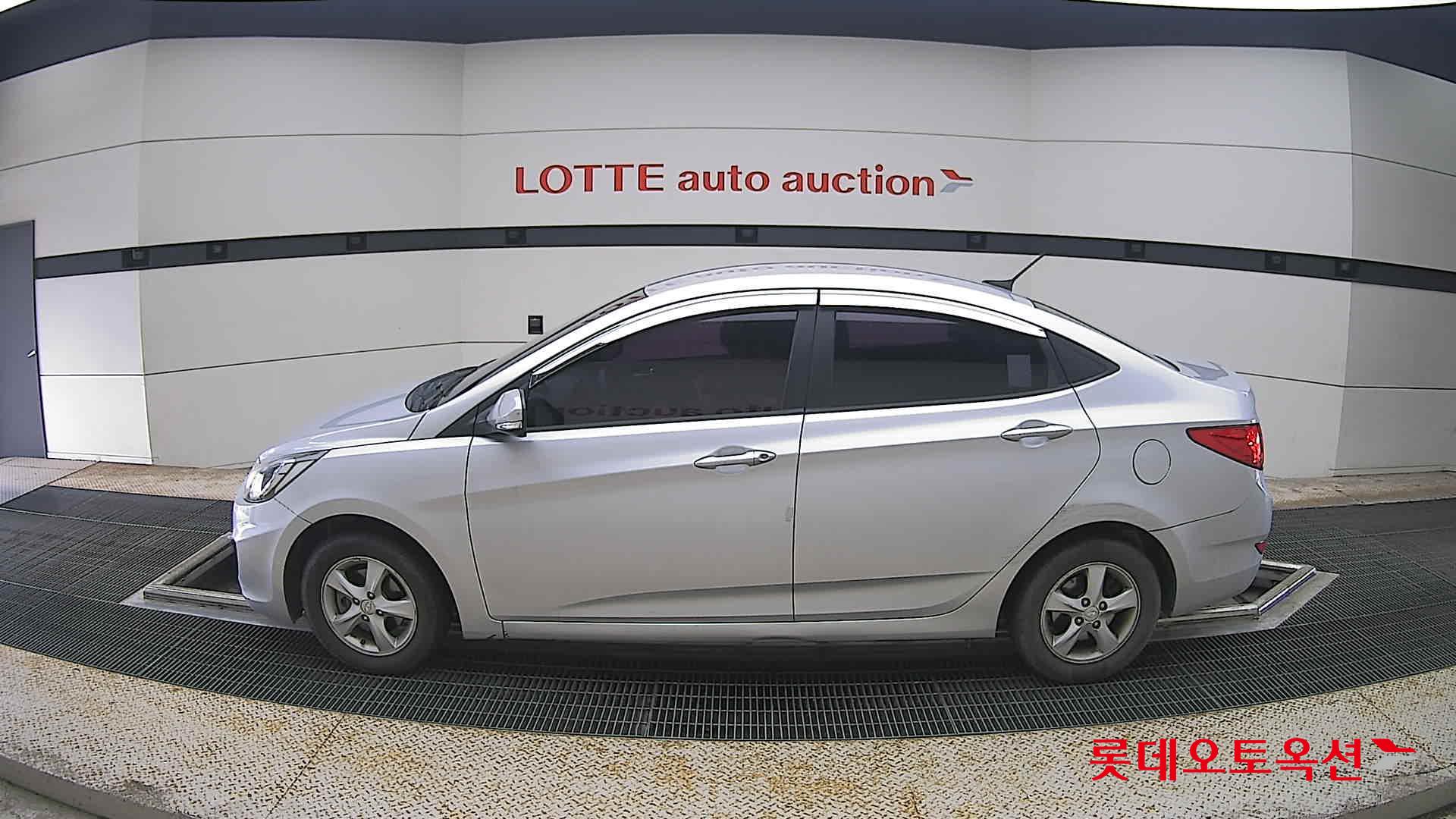 2012 - hyundai accent