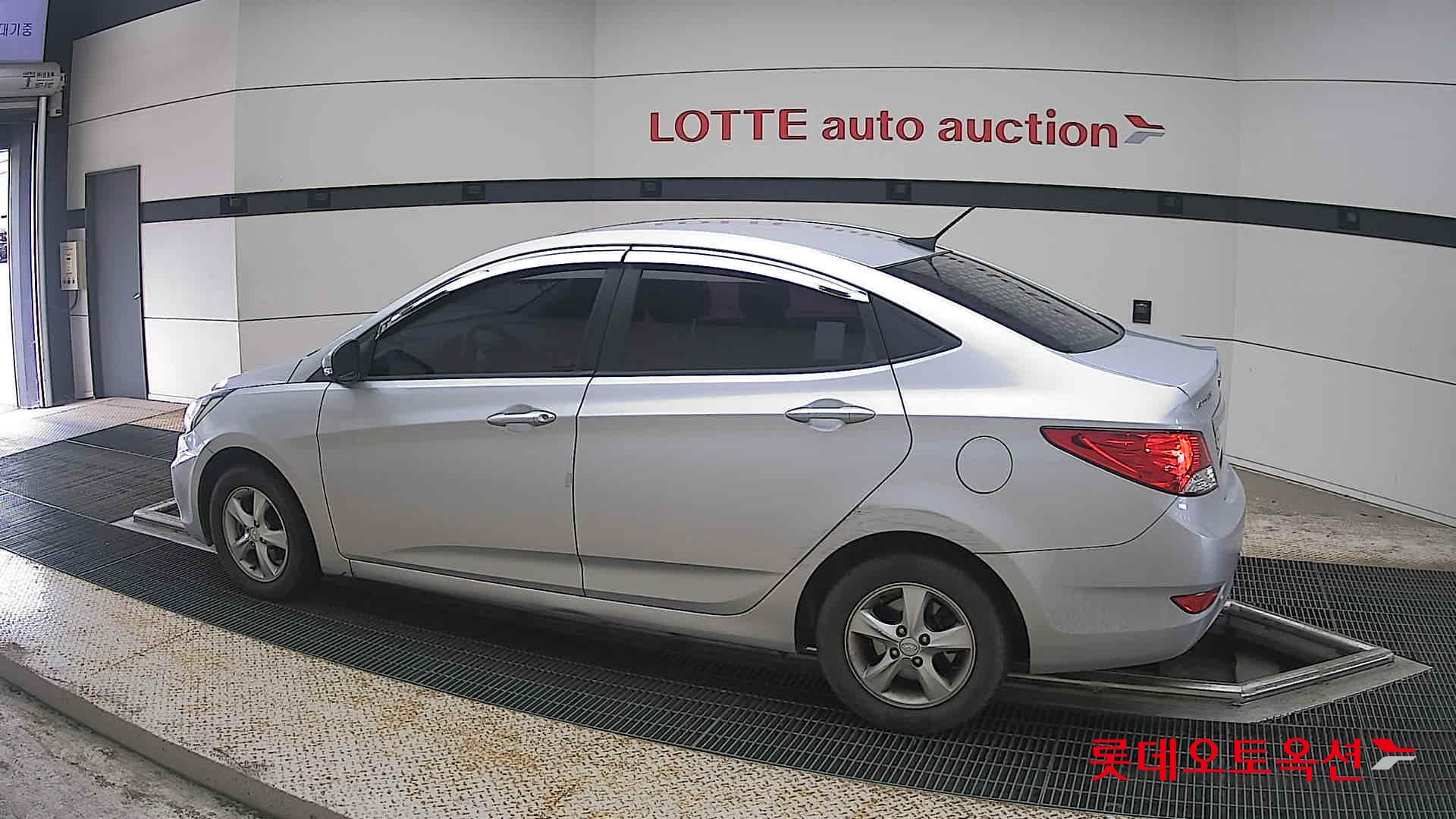 2012 - hyundai accent