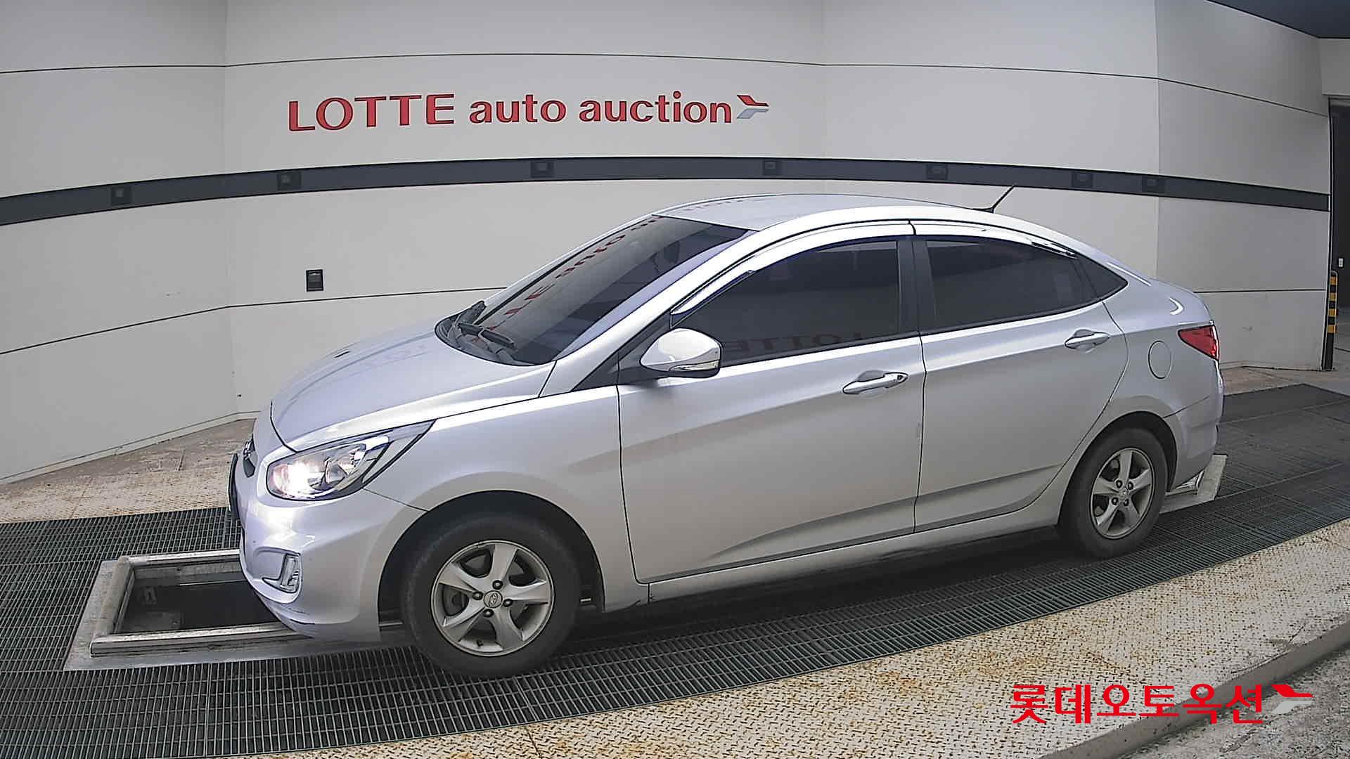 2012 - hyundai accent