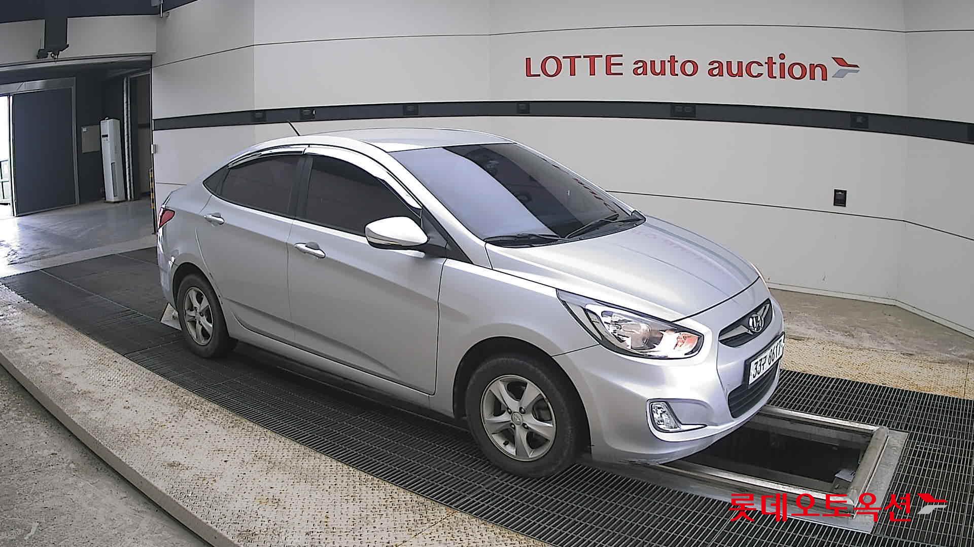 2012 - hyundai accent