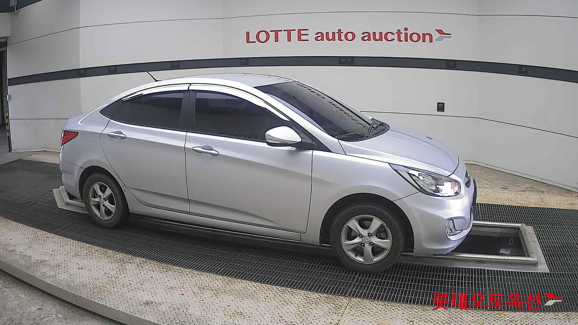 2012 - hyundai accent