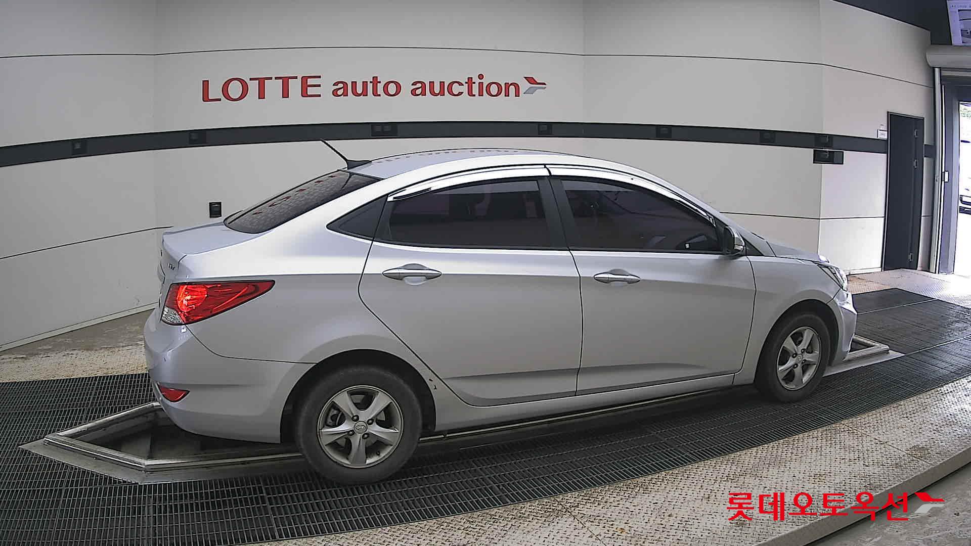 2012 - hyundai accent