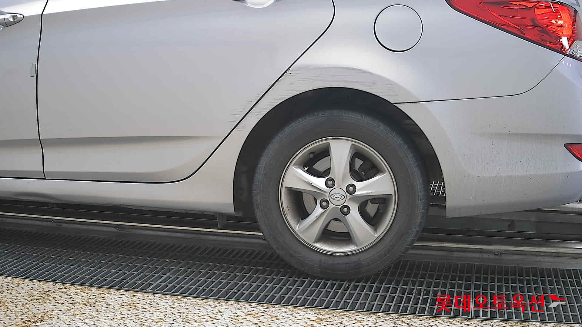 2012 - hyundai accent