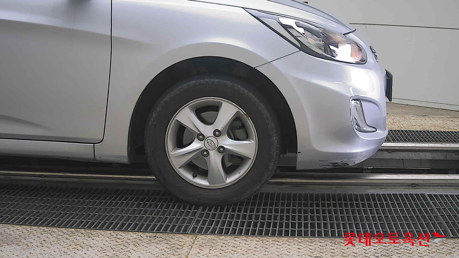 2012 - hyundai accent