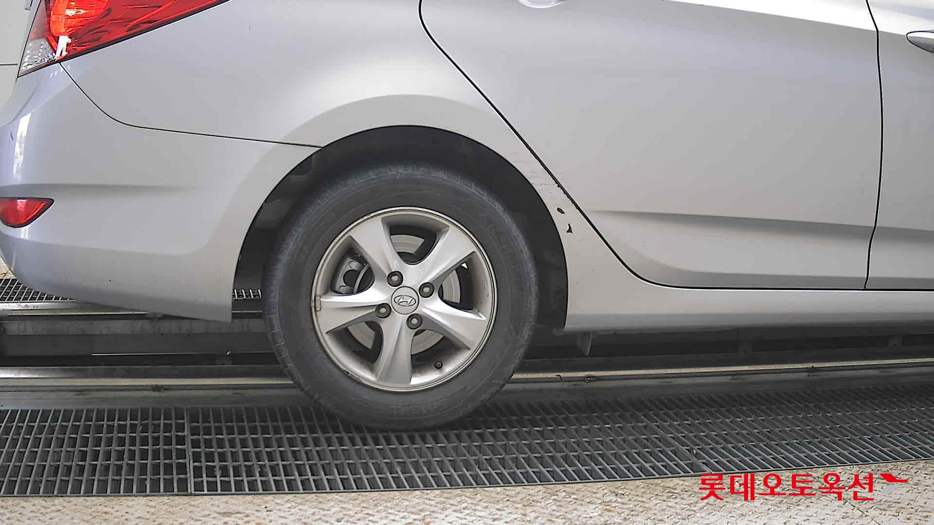 2012 - hyundai accent