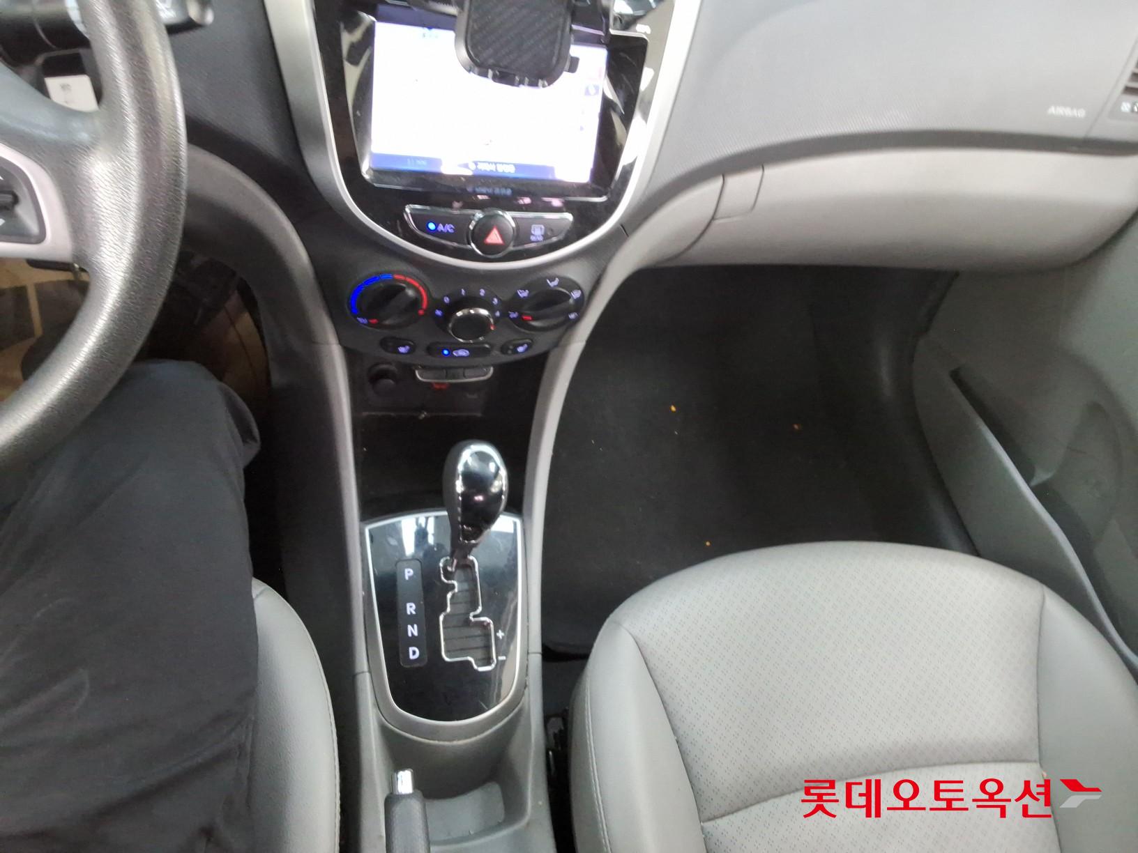 2012 - hyundai accent