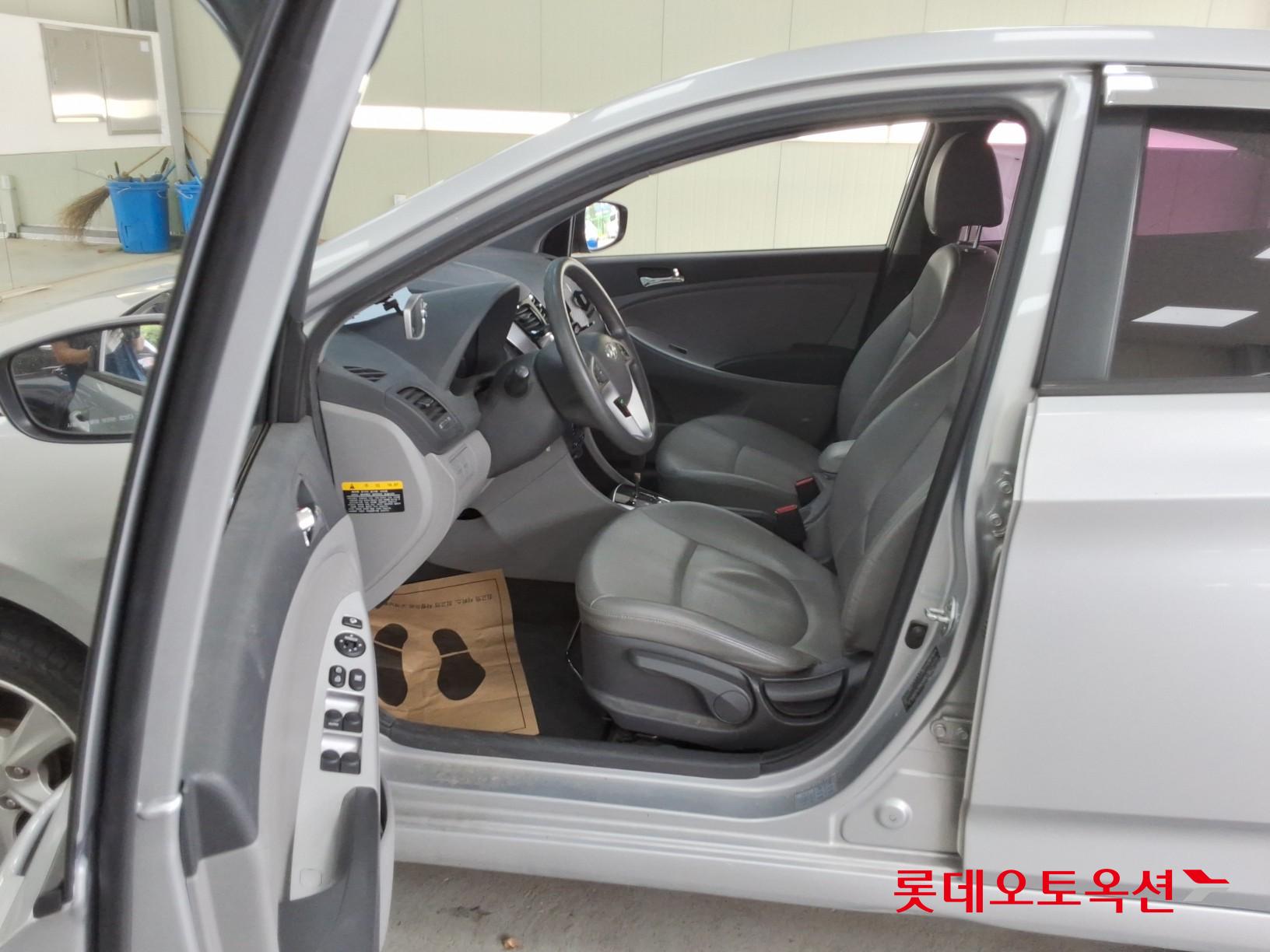 2012 - hyundai accent