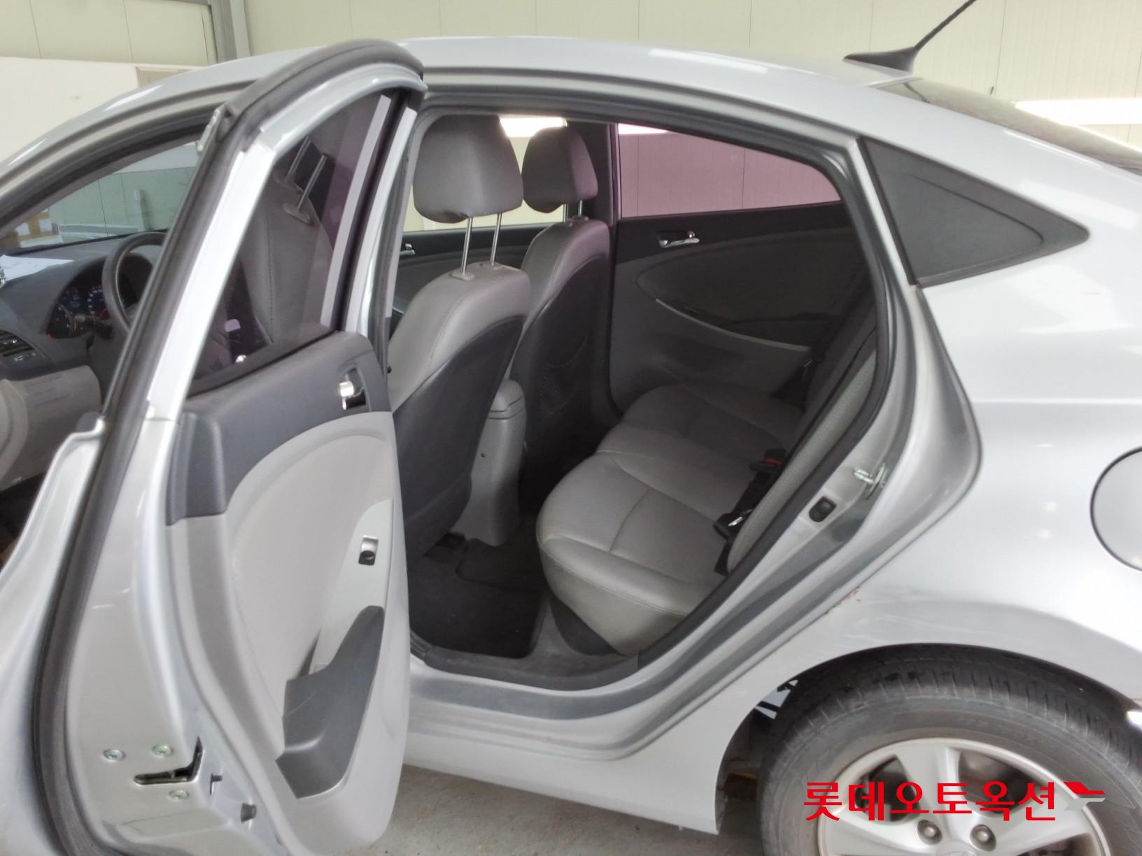 2012 - hyundai accent