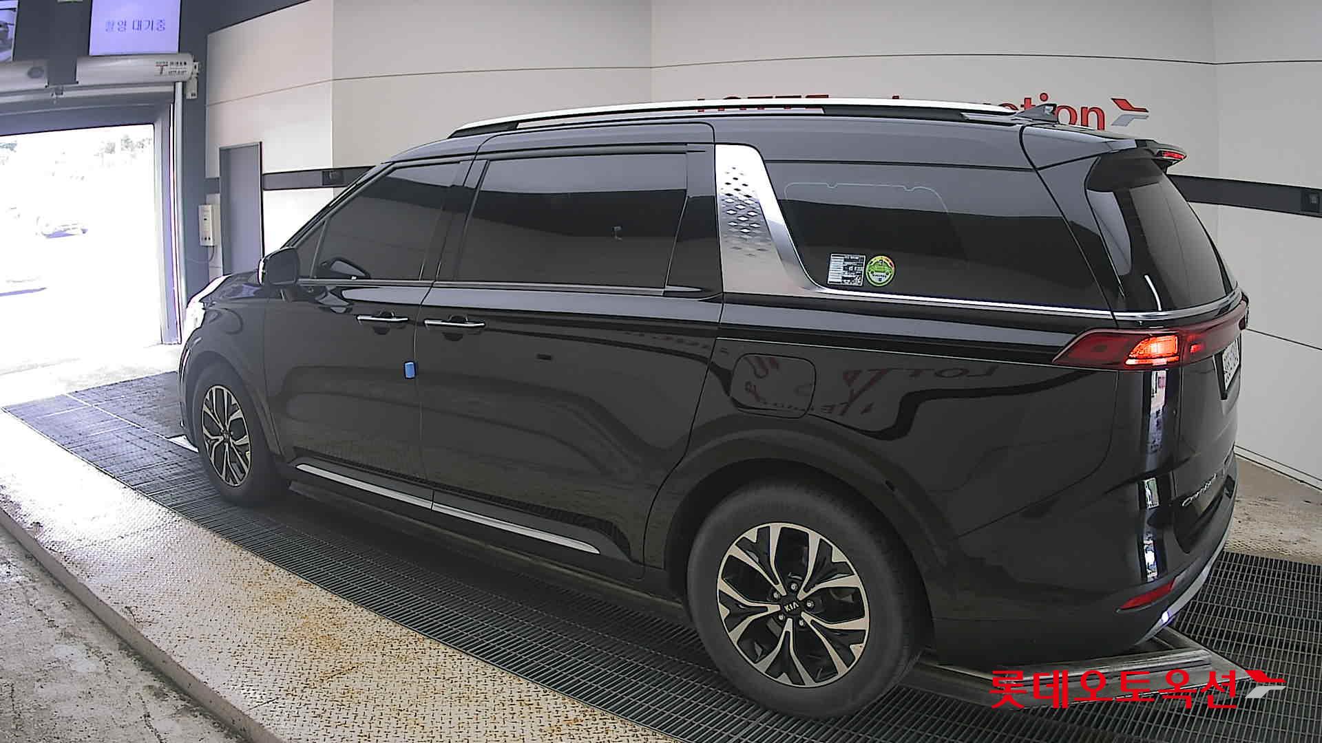2021 - kia carnival