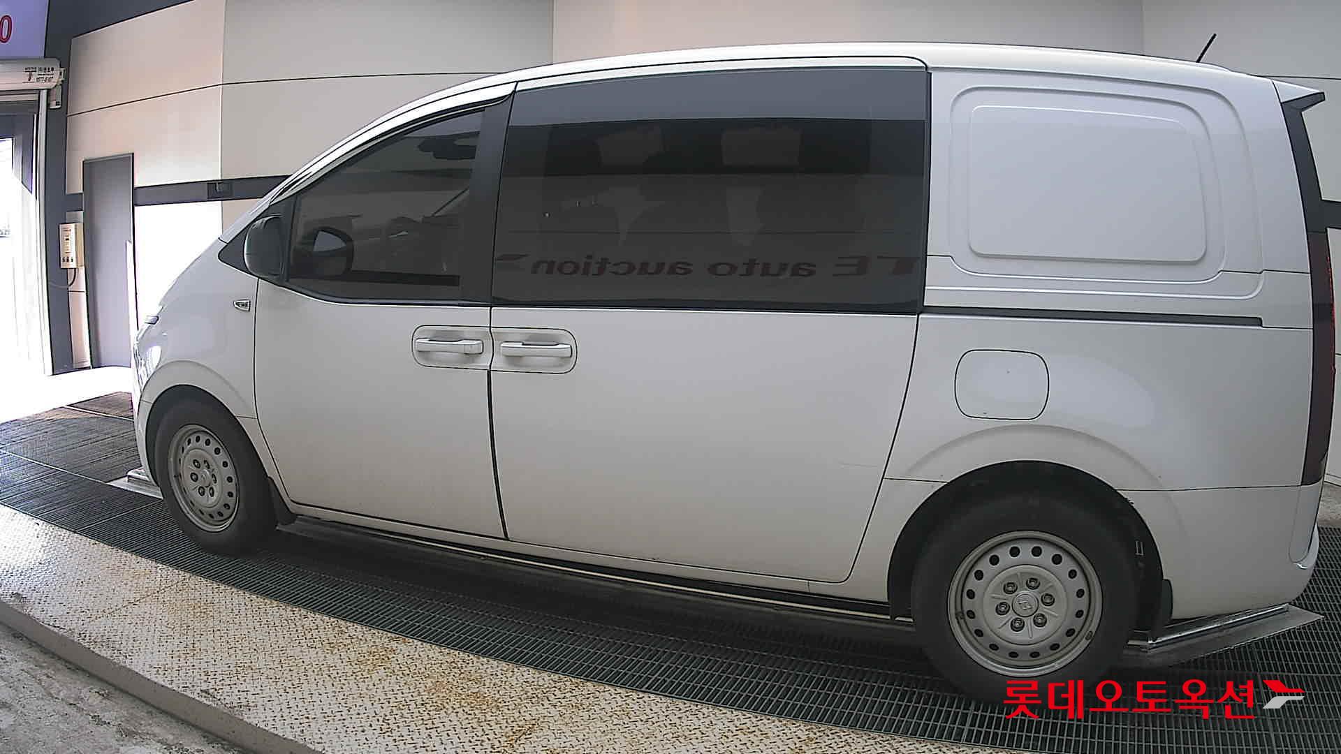2023 - hyundai staria